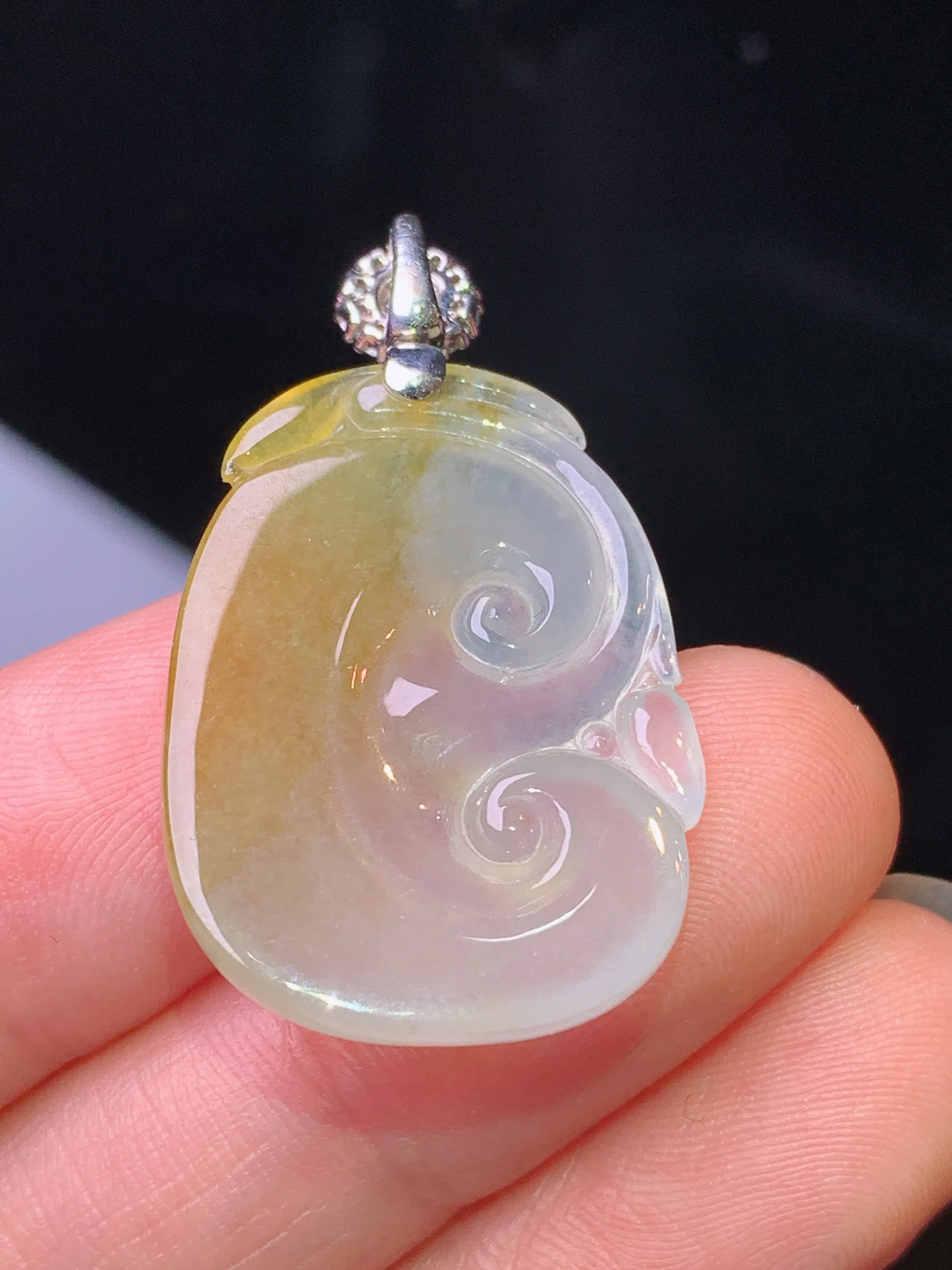 18k金钻镶嵌冰飘黄翡如意吊坠 玉质细腻 色泽清新艳丽 整体尺寸34*19.7*4.7