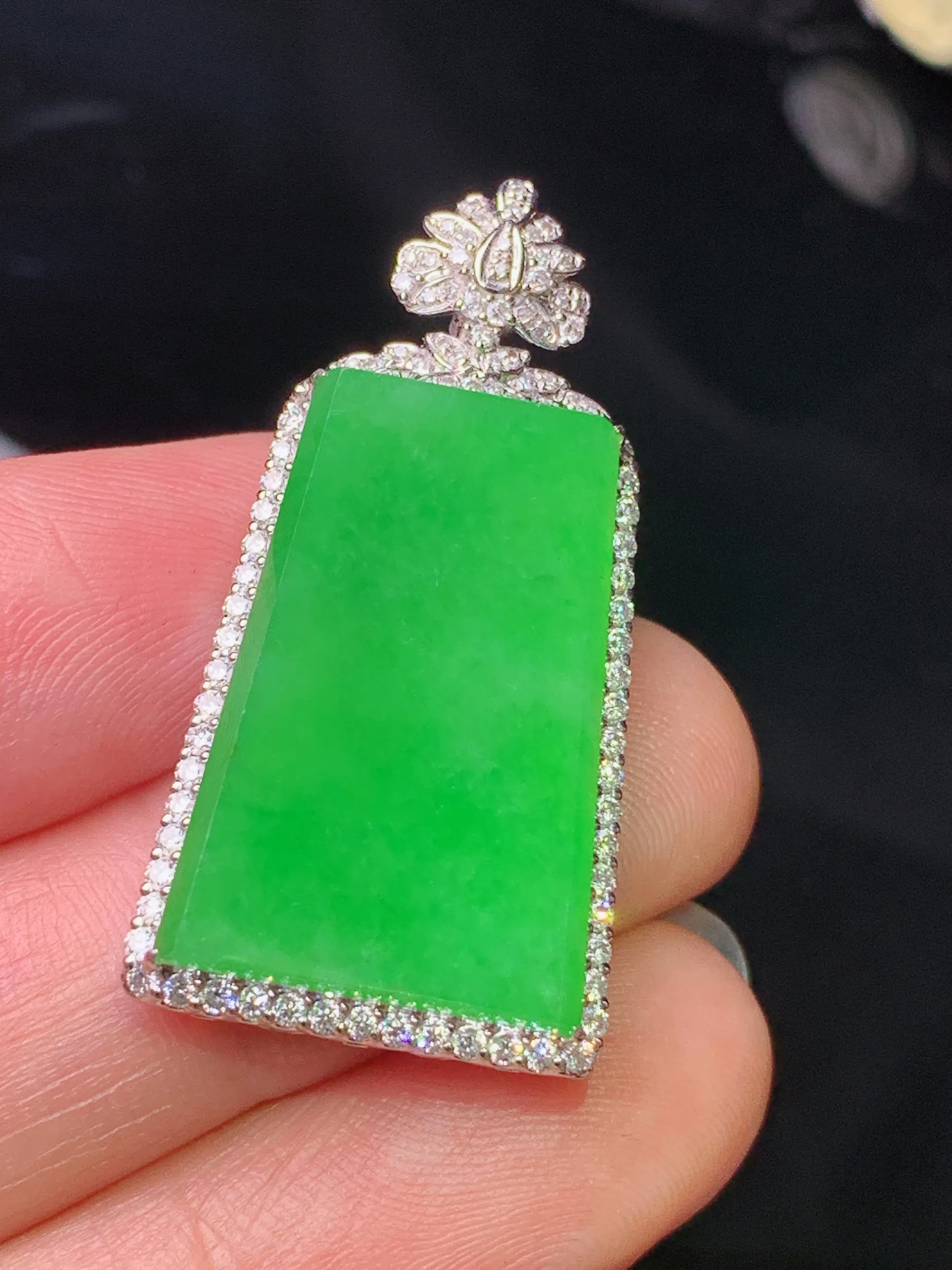 18k金钻镶嵌翠绿无事牌吊坠 玉质细腻 色泽清新艳丽 整体尺寸34.2*17.2*6.6