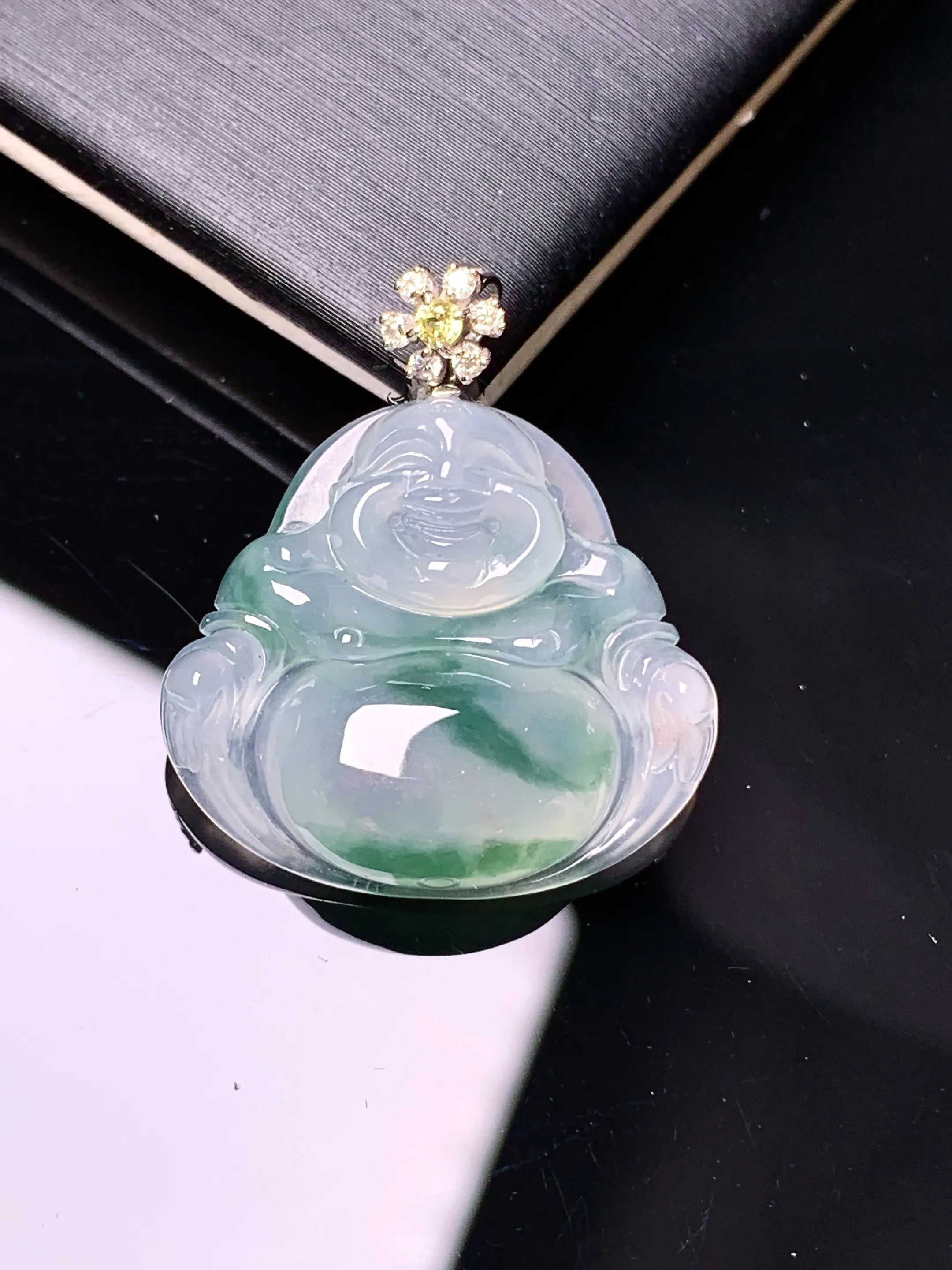 18k金钻镶嵌冰种飘绿佛公吊坠 玉质细腻 色泽清新艳丽 整体尺寸26*22.5*6.3