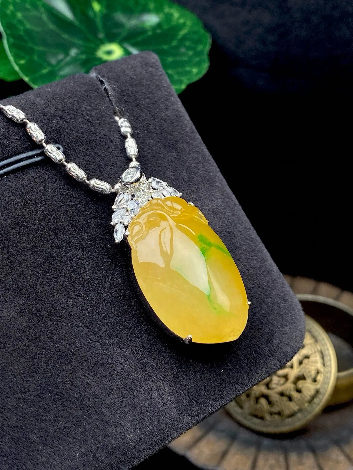 【冰种黄加绿桃子吊坠】质地细腻，冰润透亮，光泽出众，冰感十足，18k金古法镶嵌，裸石尺寸26.2*17.1*6.4毫米