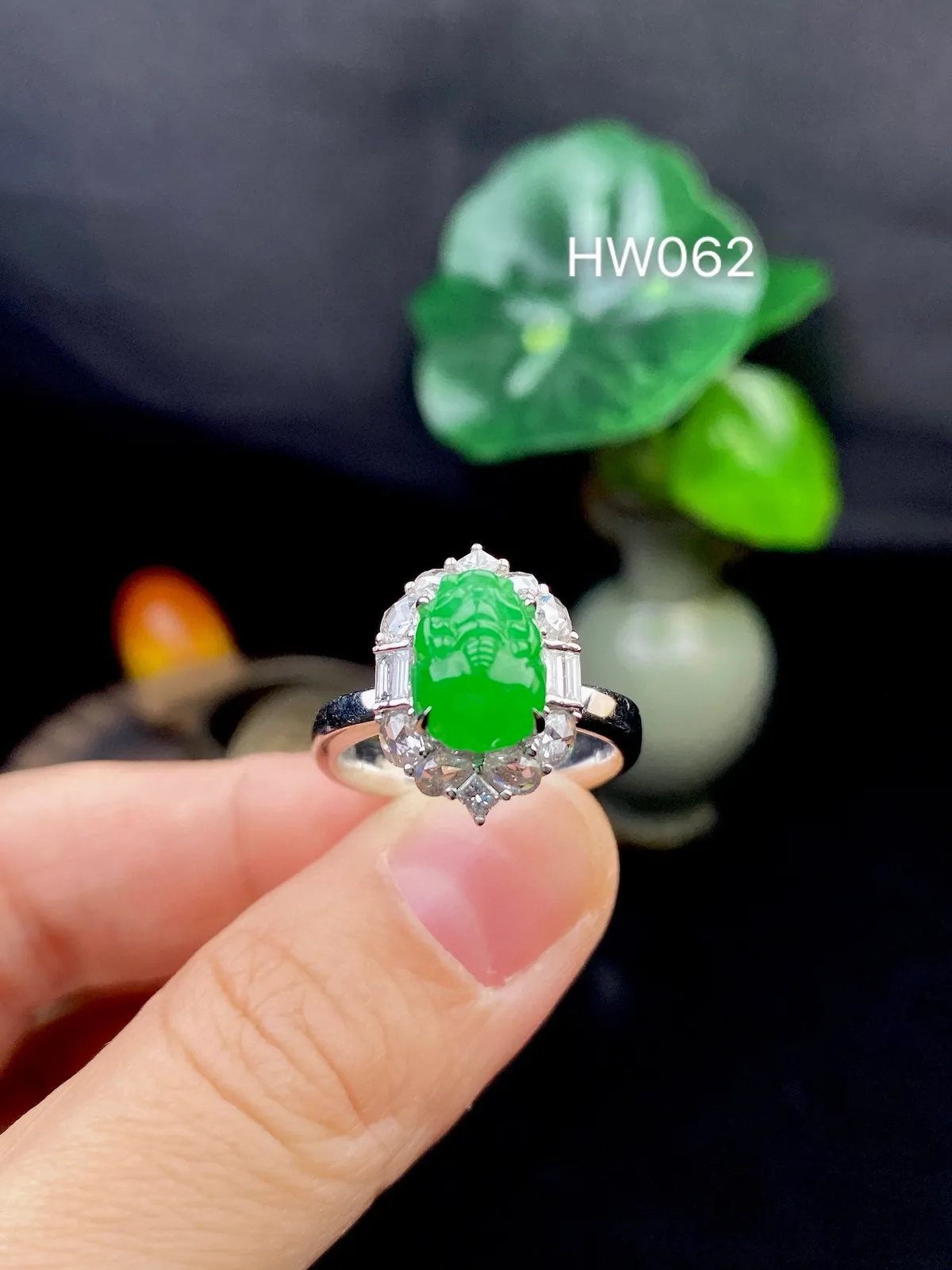 【冰种绿貔貅戒指】质地均匀细腻，冰润起光，胶感强烈，冰感明显。颜色浓郁娇艳，18K金钻精美镶嵌，裸石