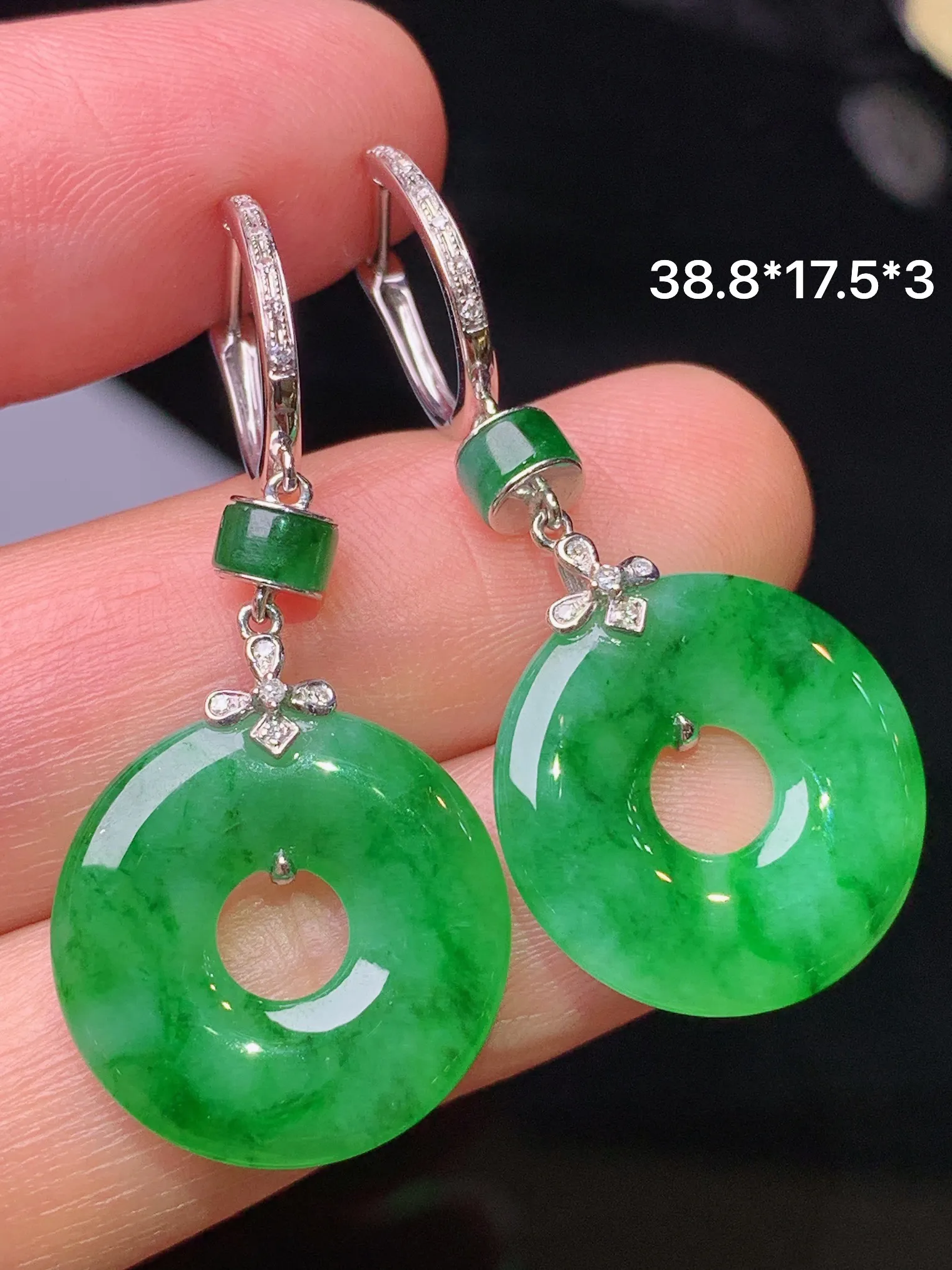 18k金钻镶嵌满绿平安扣耳坠 玉质细腻 色泽清新艳丽 整体尺寸38.8*17.5*3