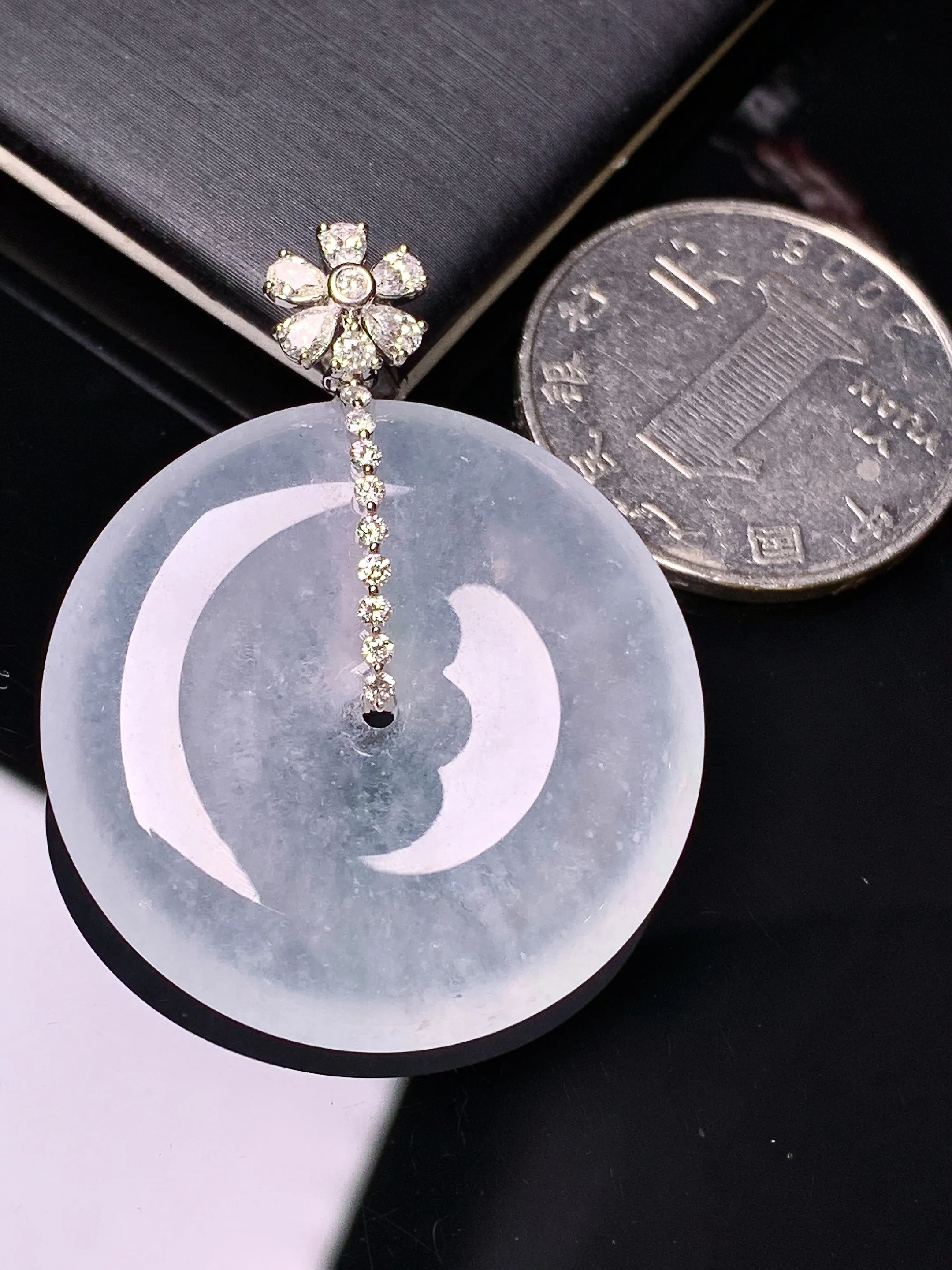 18k金钻镶嵌冰种平安扣吊坠 玉质细腻 色泽清新艳丽 整体尺寸40*31.5*6