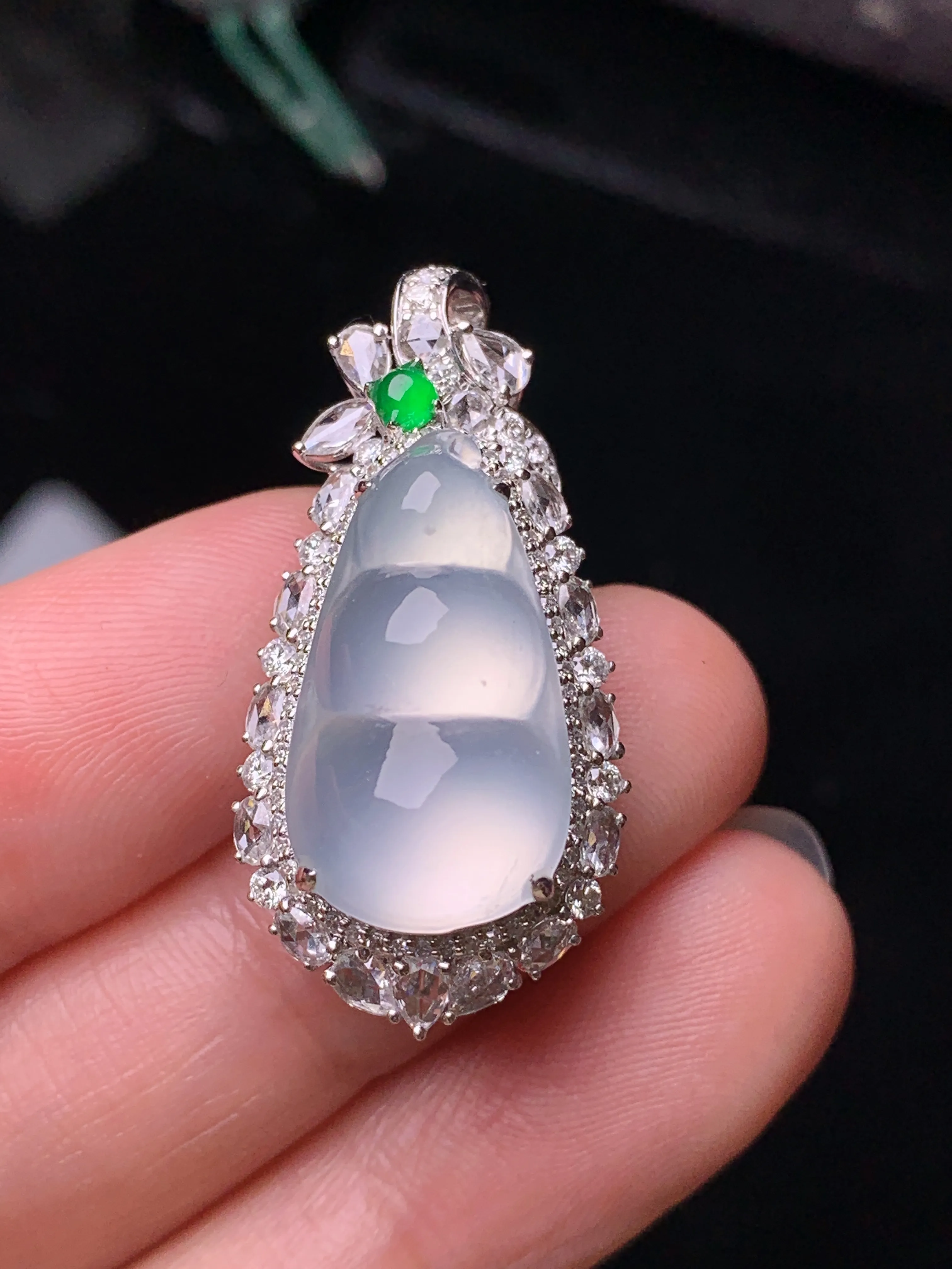 18k金钻镶嵌冰种四季豆吊坠 玉质细腻 色泽清新艳丽 整体尺寸31.8*16*12.6