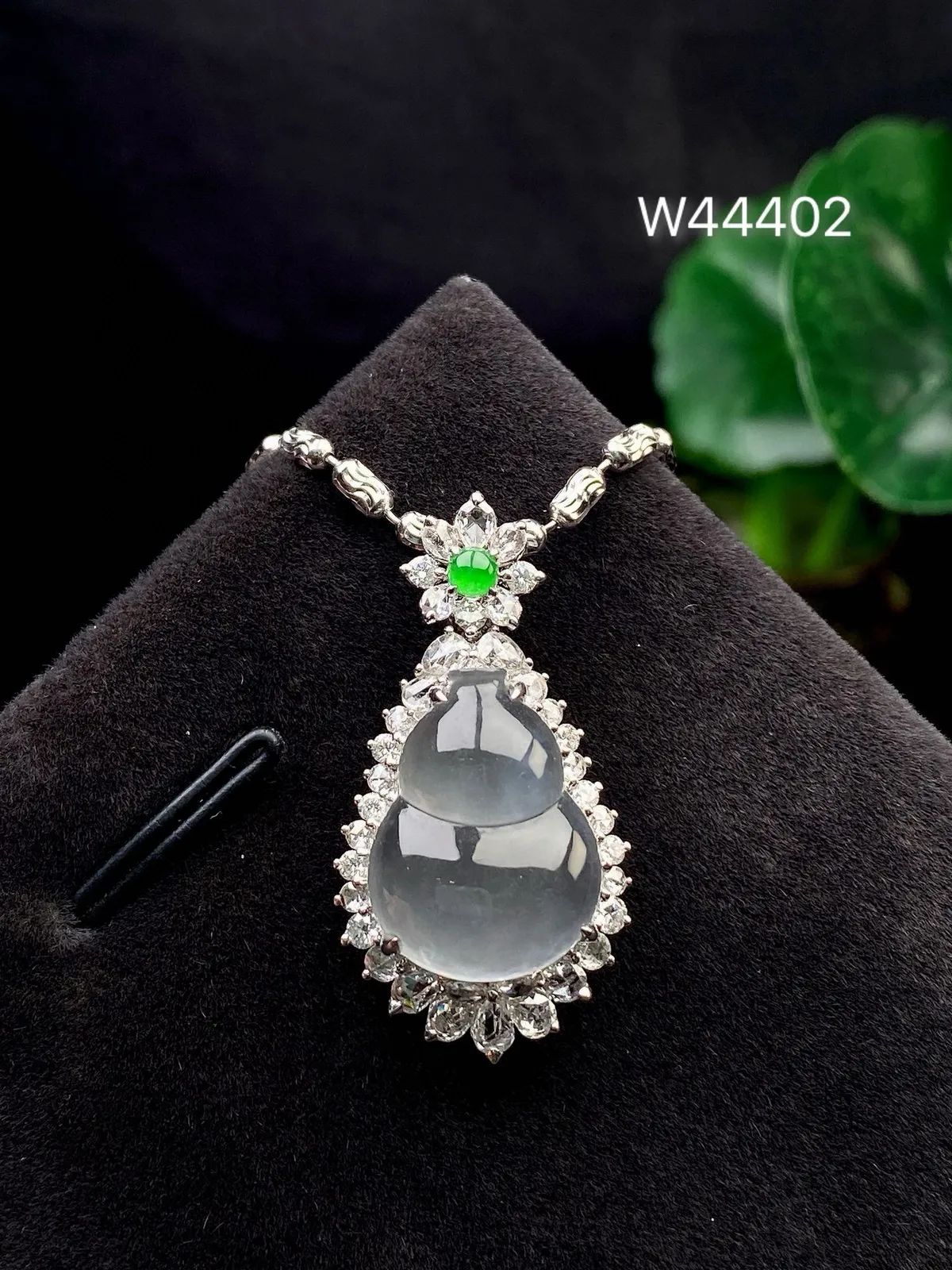 【冰种黑钢葫芦吊坠】质地细腻清爽，荧光感强烈，起刚光强烈，18K金钻镶嵌，裸石尺寸15.4*12.1