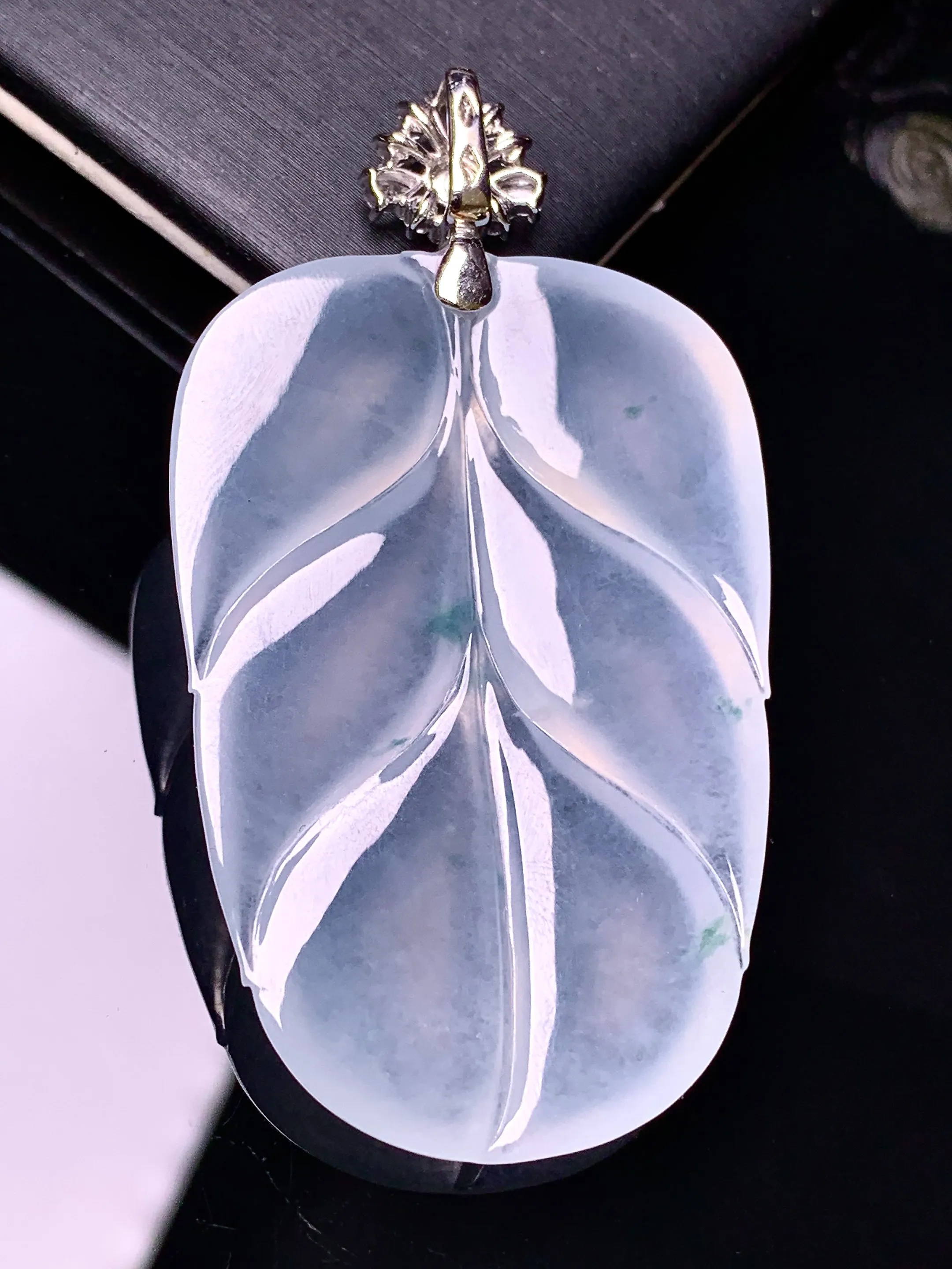 18k金钻镶嵌冰种树叶吊坠 玉质细腻 色泽清新艳丽 整体尺寸57.2*31.3*5.2