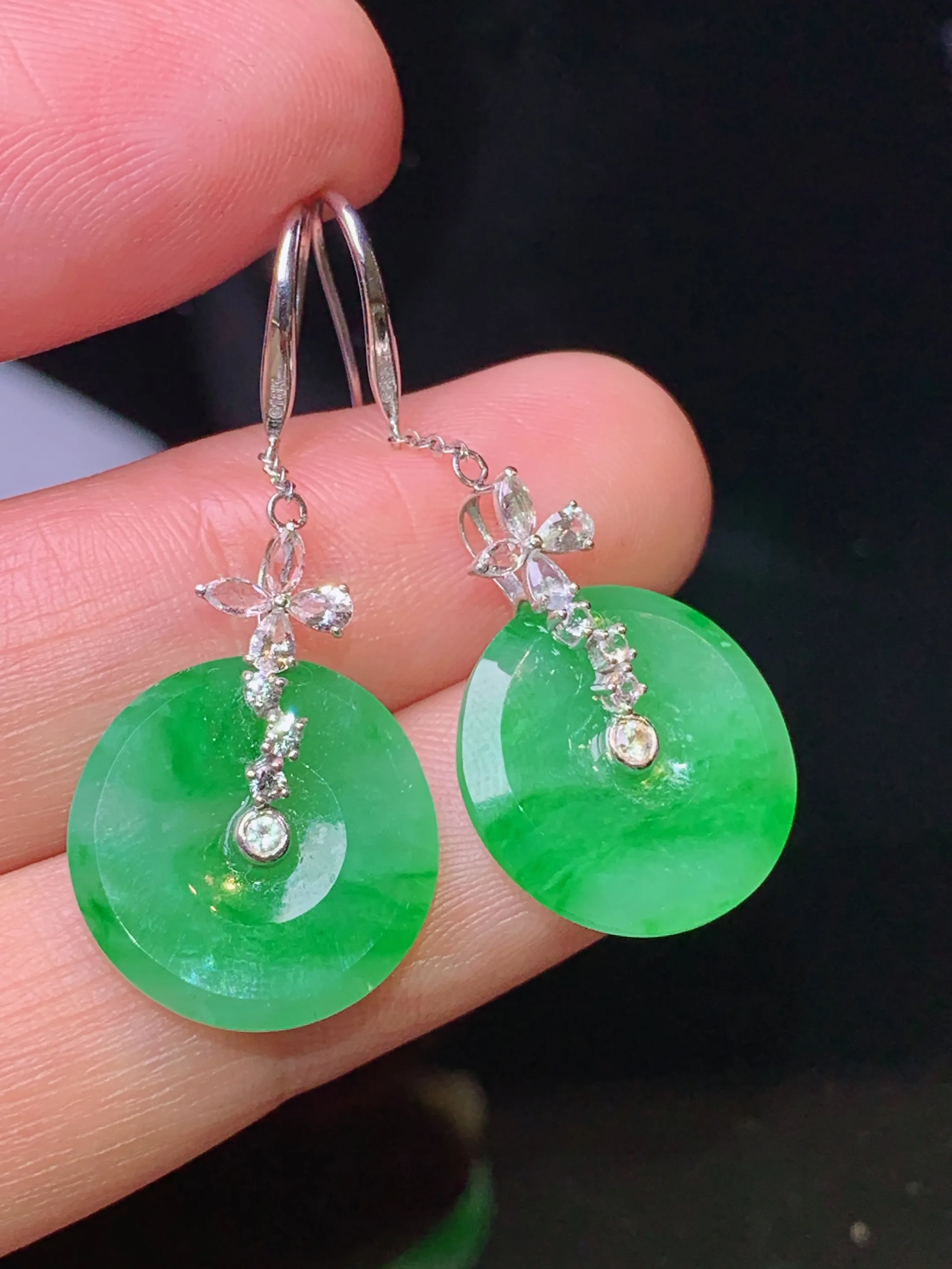 18k金钻镶嵌翠绿平安扣耳坠 玉质细腻 色泽清新艳丽 整体尺寸37*15*2.3