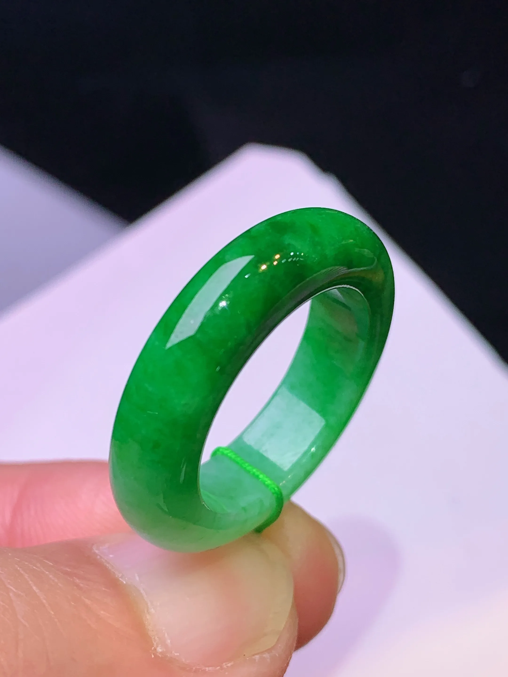 满绿指环 玉质细腻 色泽清新艳丽 圈口13.5 整体尺寸25*5.6*4.2