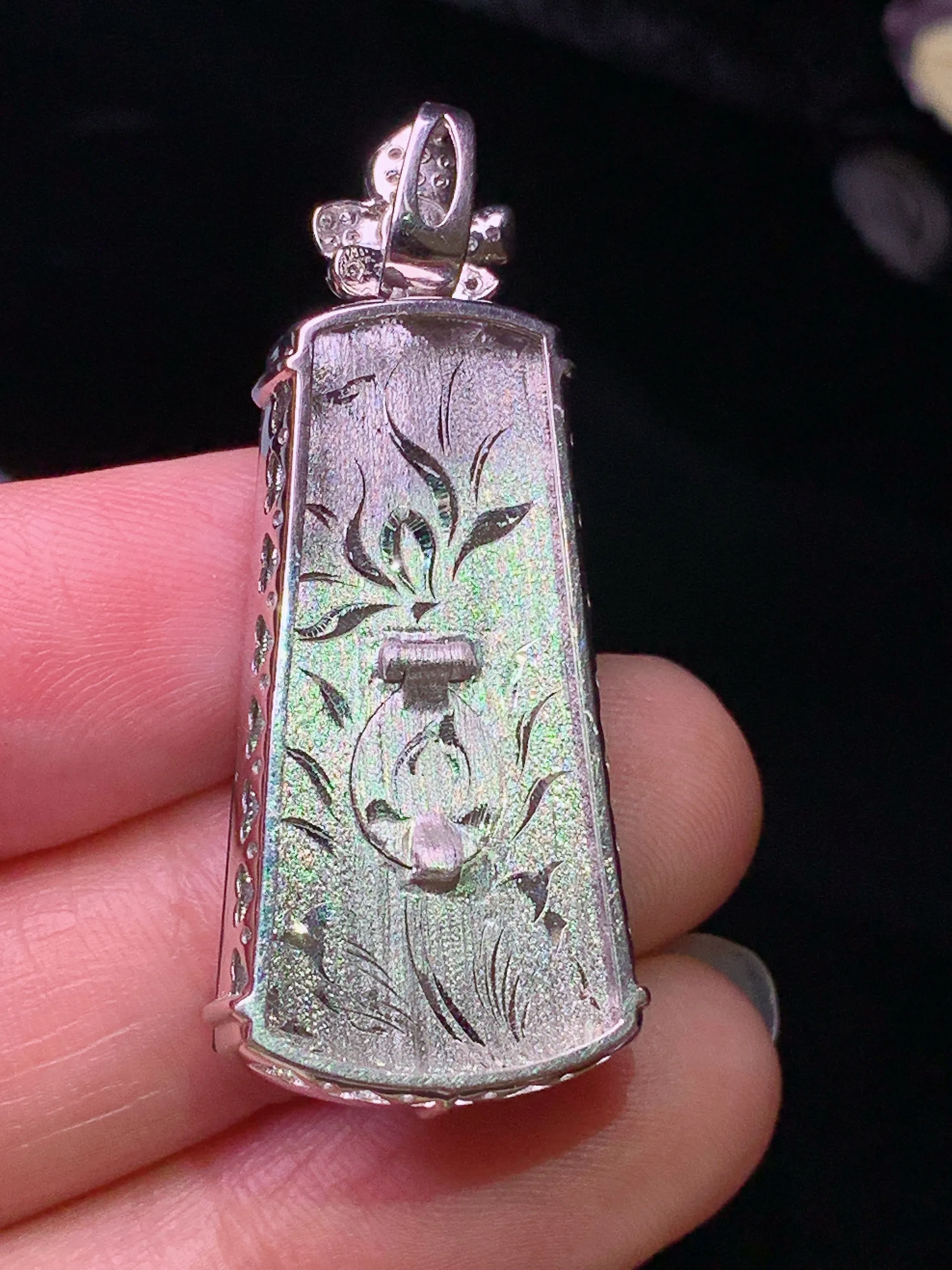 18k金钻镶嵌满绿无事牌吊坠 玉质细腻 色泽清新艳丽 整体尺寸40*16*7