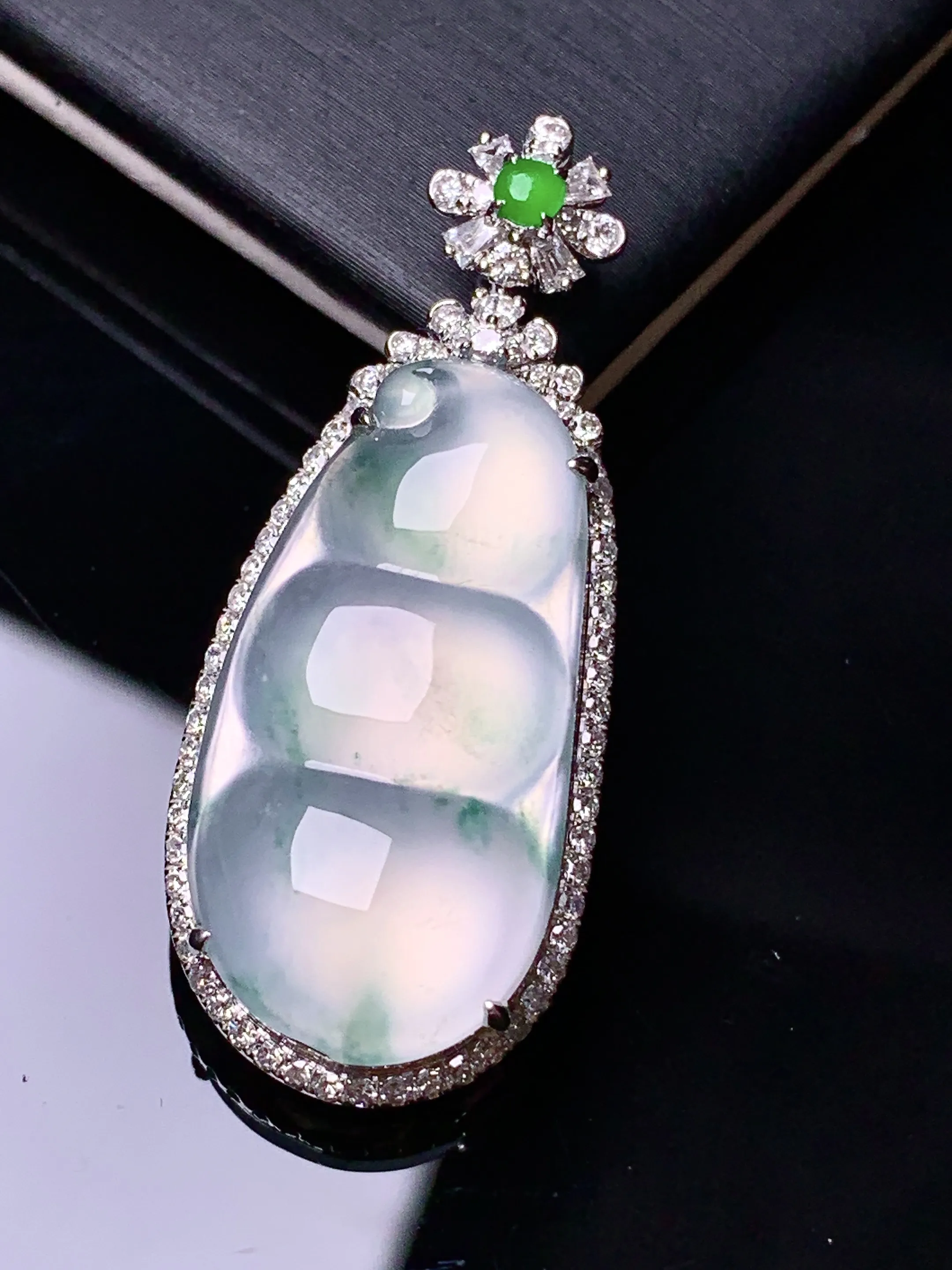 18k金钻镶嵌冰种四季豆吊坠 玉质细腻 色泽清新艳丽 整体尺寸38*15.7*10