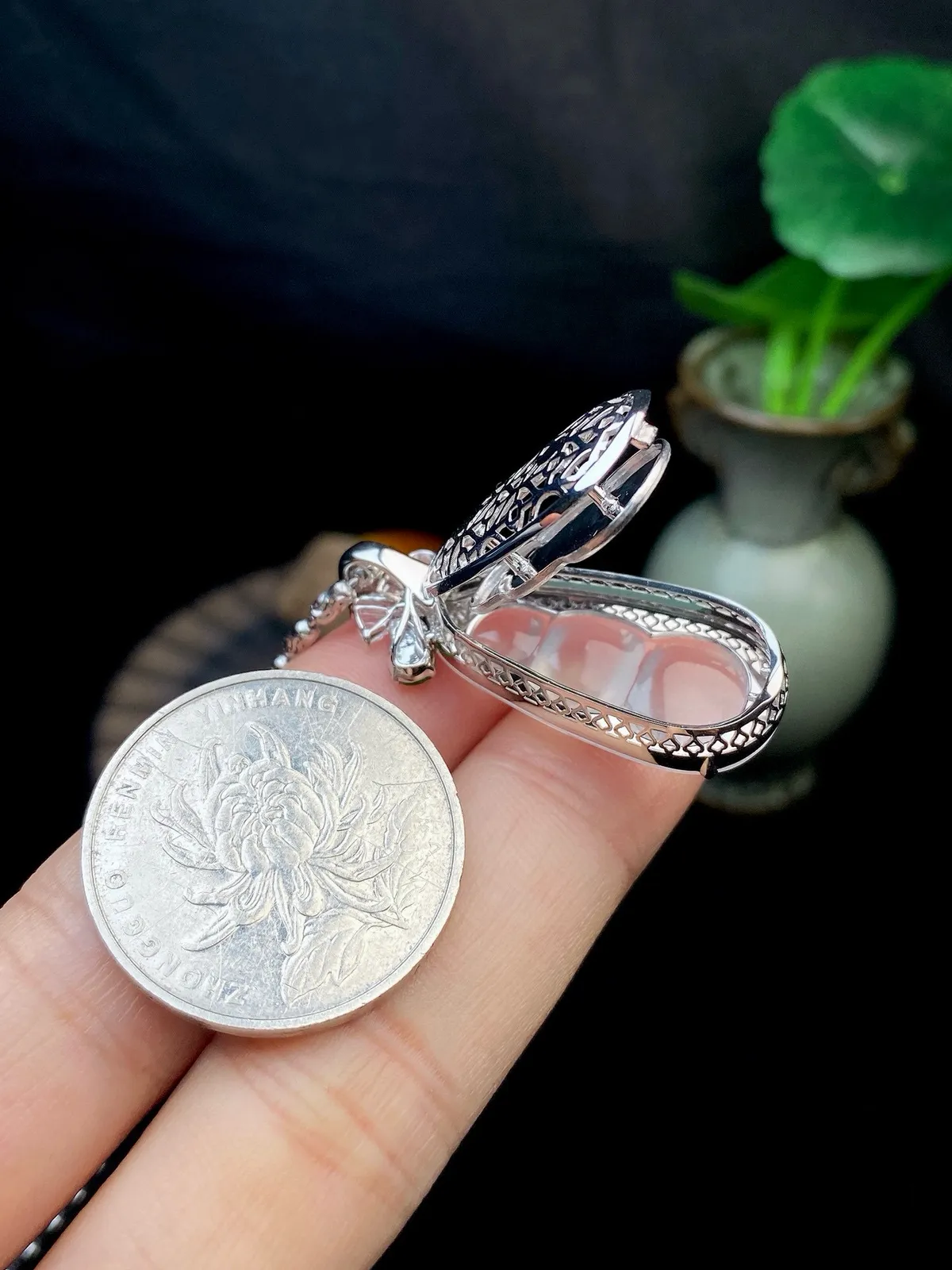 【冰种福豆吊坠】种地上乘，冰感十足，通透起光，饱满圆润，18k金钻镶嵌，裸石尺寸27.3*13.8*5毫米