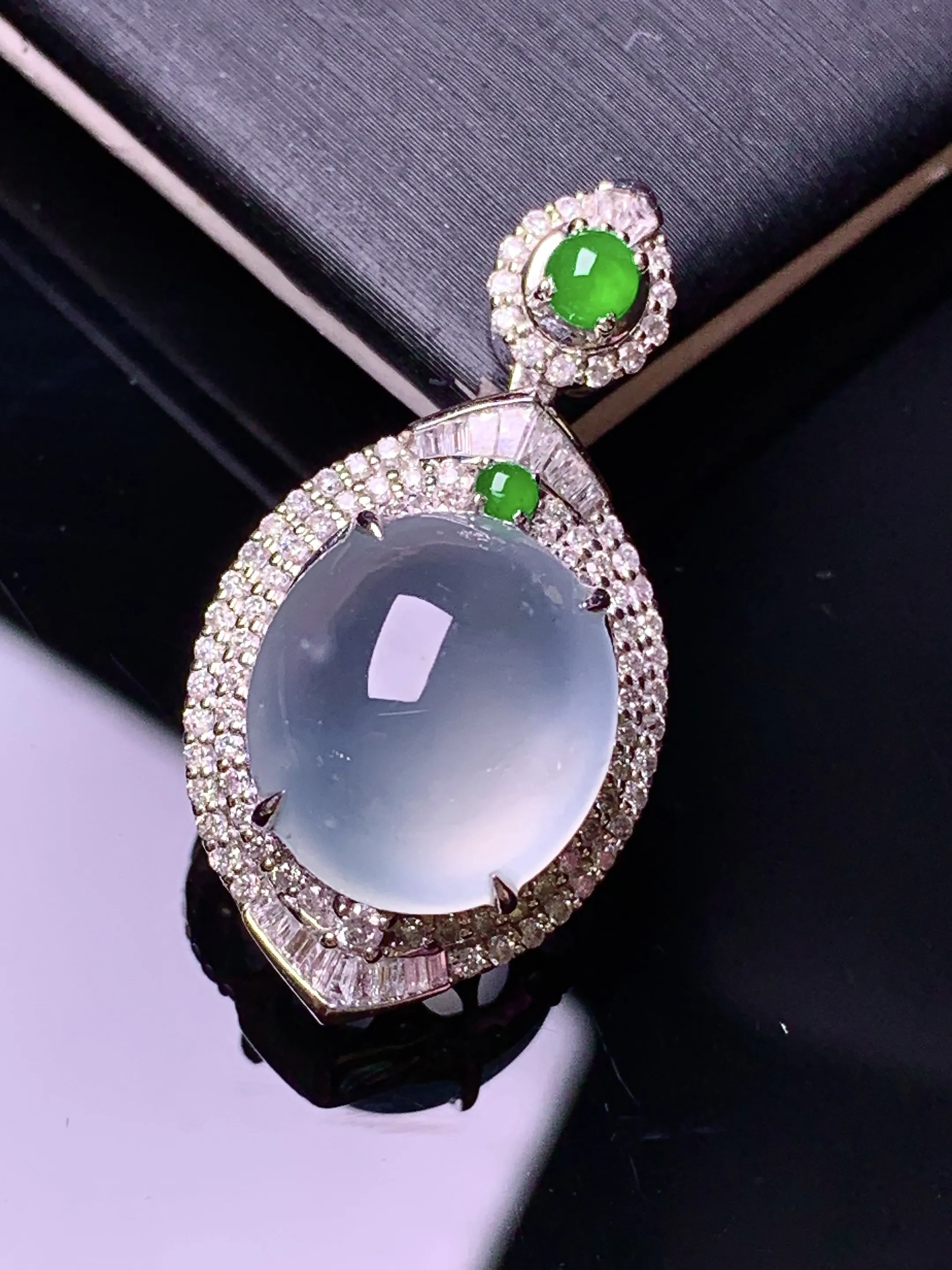 18k金钻镶嵌冰种蛋面吊坠 玉质细腻 色泽清新艳丽 整体尺寸29.7*15.6*11