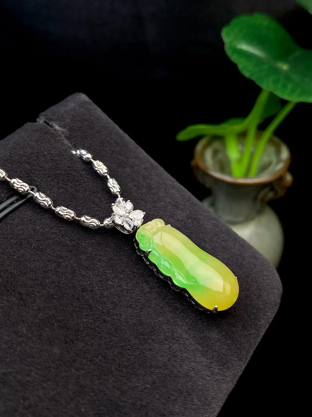 【冰种黄加绿福瓜吊坠】质地细腻，冰润透亮，光泽出众，冰感十足，18k金古法镶嵌，裸石尺寸21.8*9