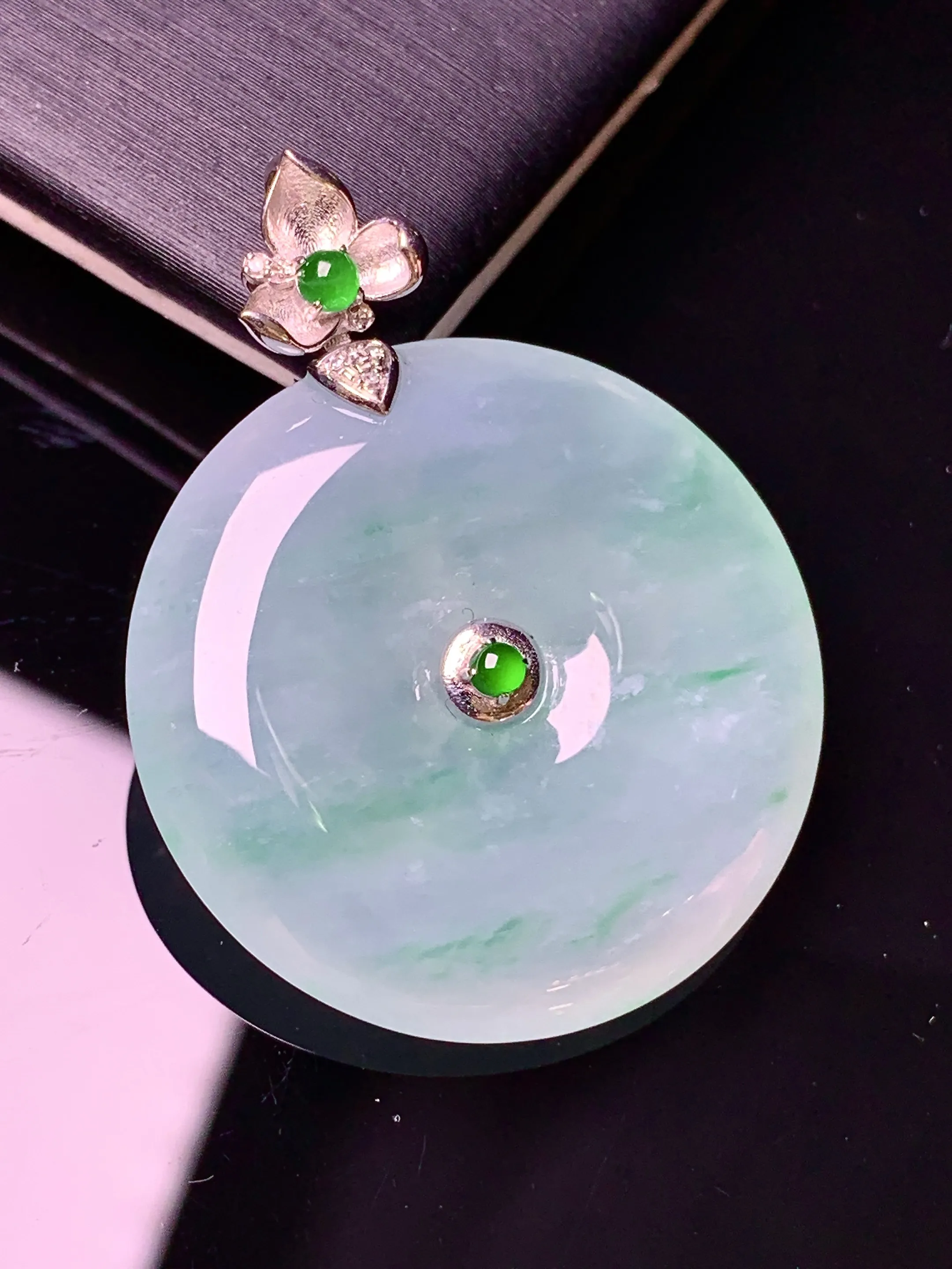 18k金镶嵌冰种飘绿平安扣吊坠 玉质细腻 色泽清新艳丽 整体尺寸35*27.3*5.8