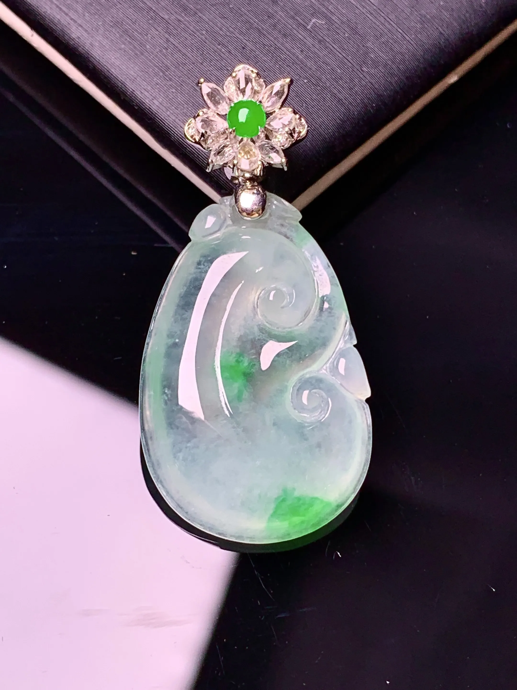 18k金钻镶嵌冰种如意吊坠 玉质细腻 色泽清新艳丽 整体尺寸35*17.2*4.2