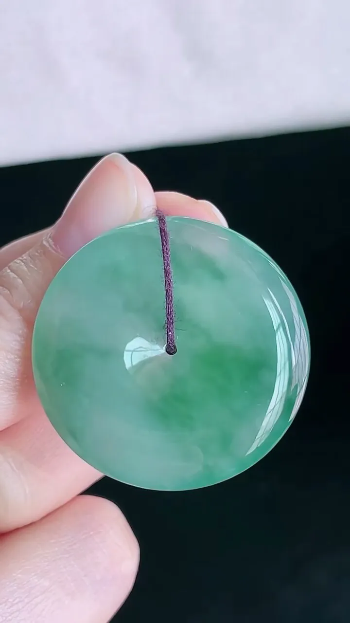 【翡翠名称】老坑种冰飘花大平安扣吊坠
【翡翠尺寸】直径厚度32.8/5.7mm
【翡翠描述】宝贝种老