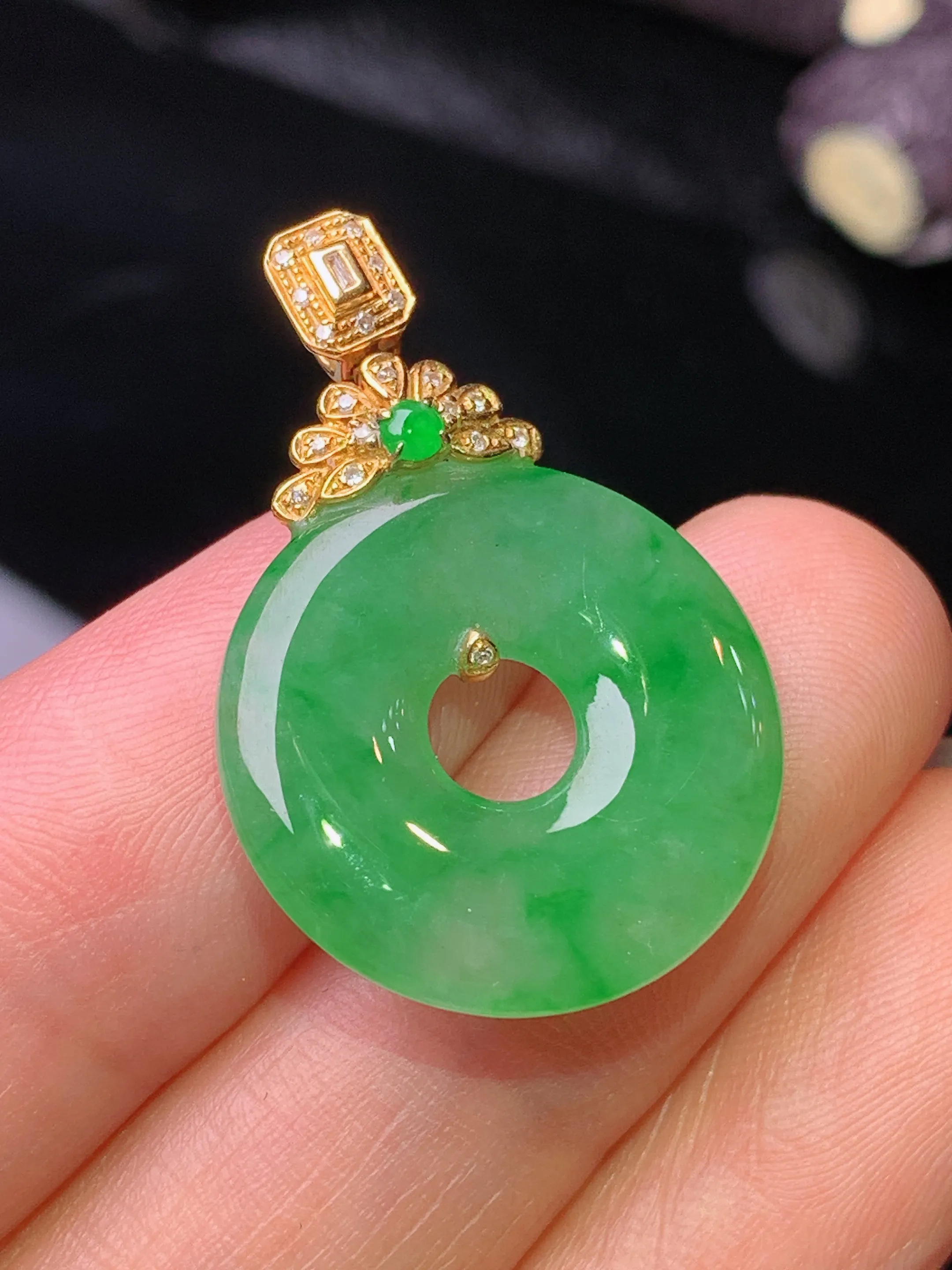 18k金钻镶嵌翠绿平安扣吊坠 玉质细腻 色泽清新艳丽 整体尺寸29.3*19.5*3.5