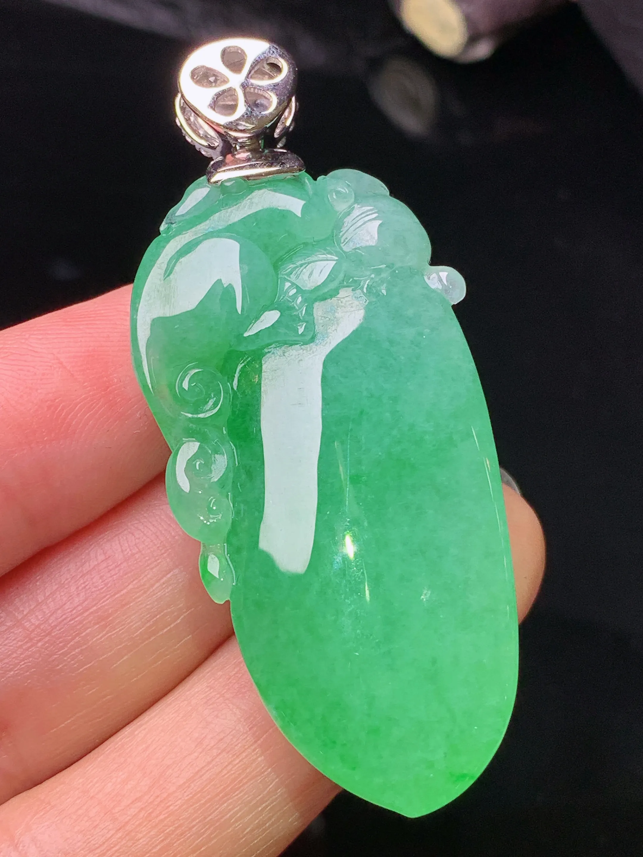 18k金钻镶嵌翠绿福瓜吊坠 玉质细腻 色泽清新艳丽 整体尺寸54.8*23.7*12.8