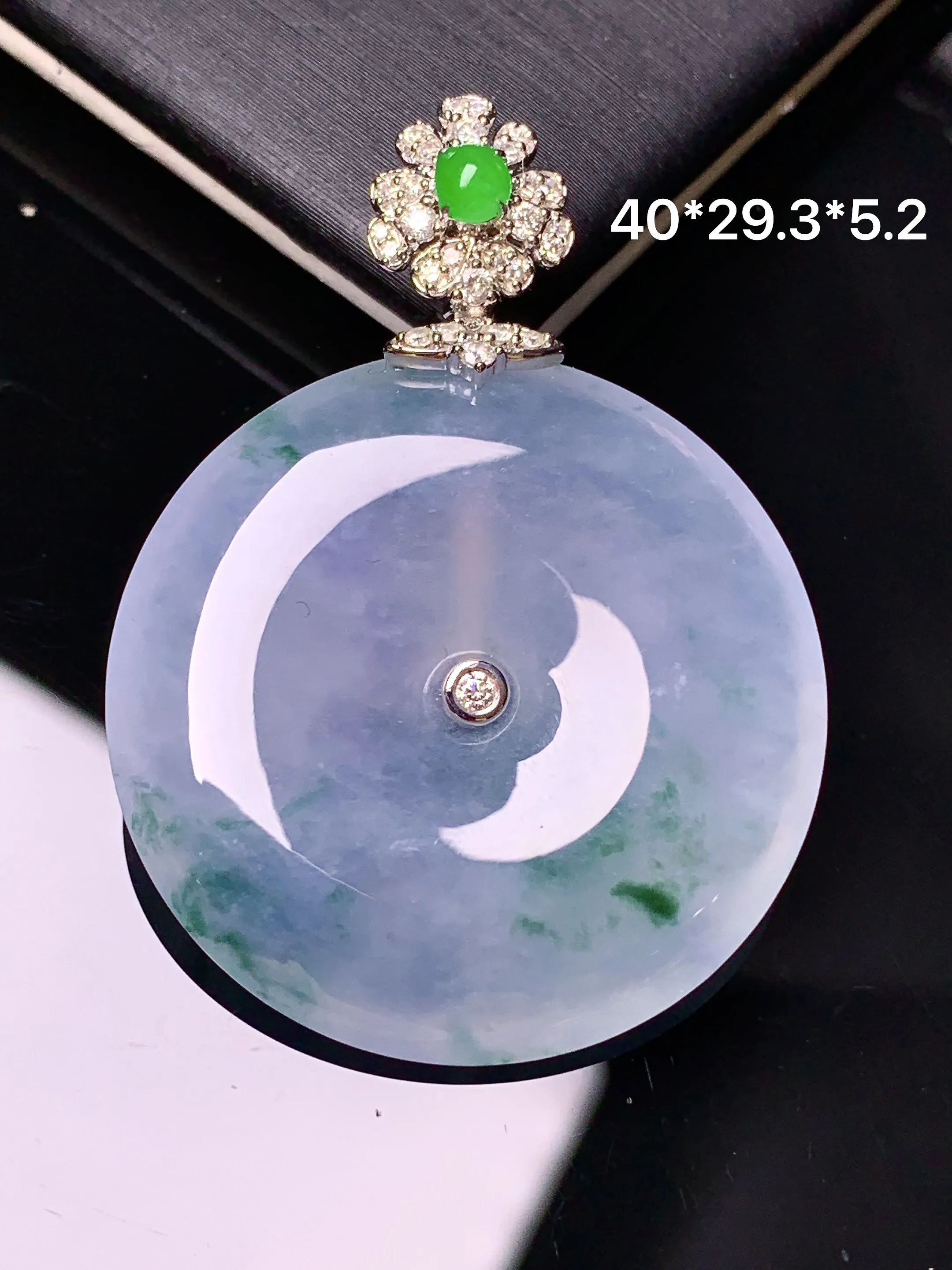 18k金钻镶嵌冰种平安扣吊坠 玉质细腻 色泽清新艳丽 整体尺寸40*29.3*5.2