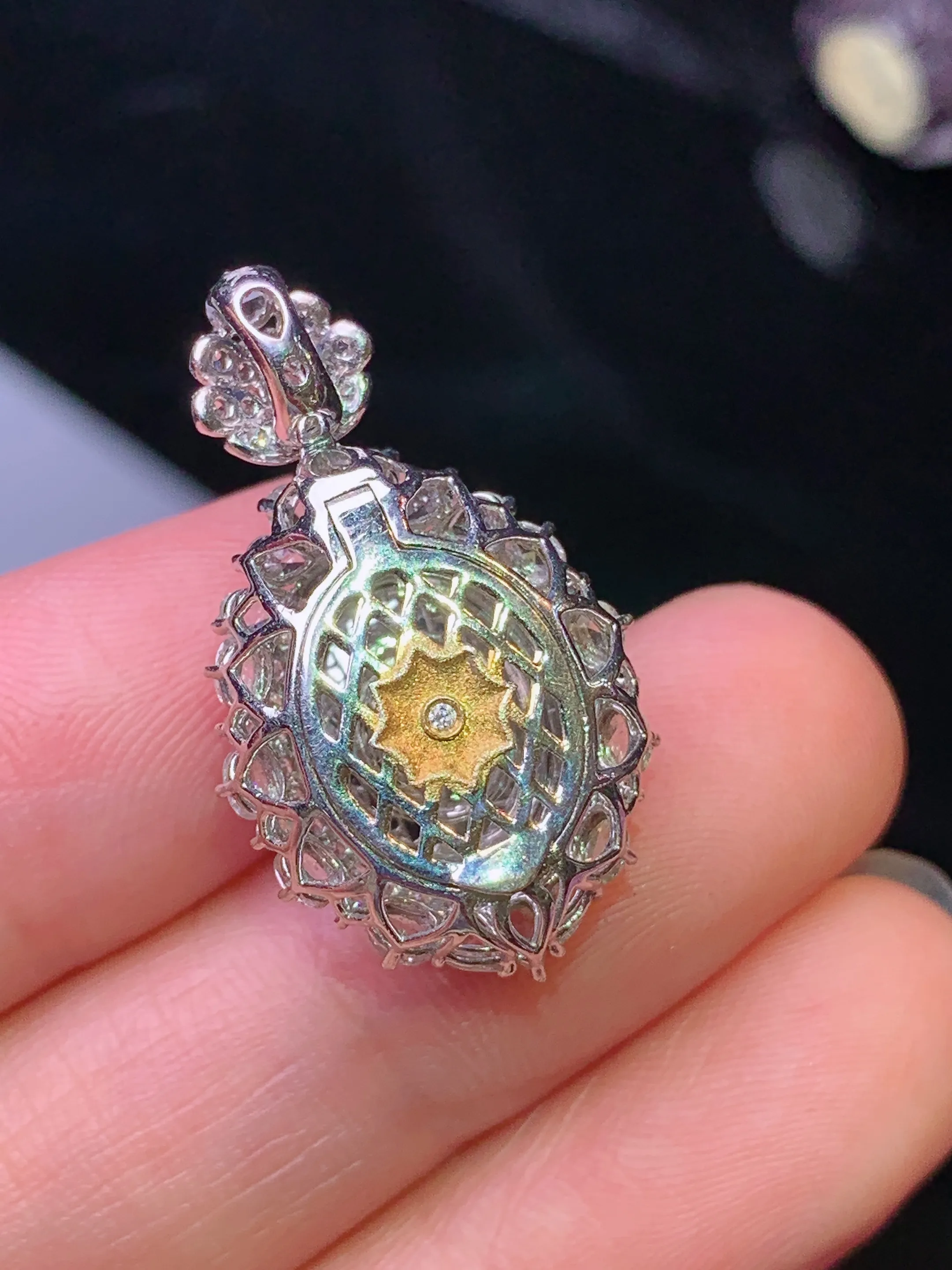 18k金钻镶嵌满绿蛋面吊坠 玉质细腻 色泽清新艳丽 整体尺寸27.7*16*12