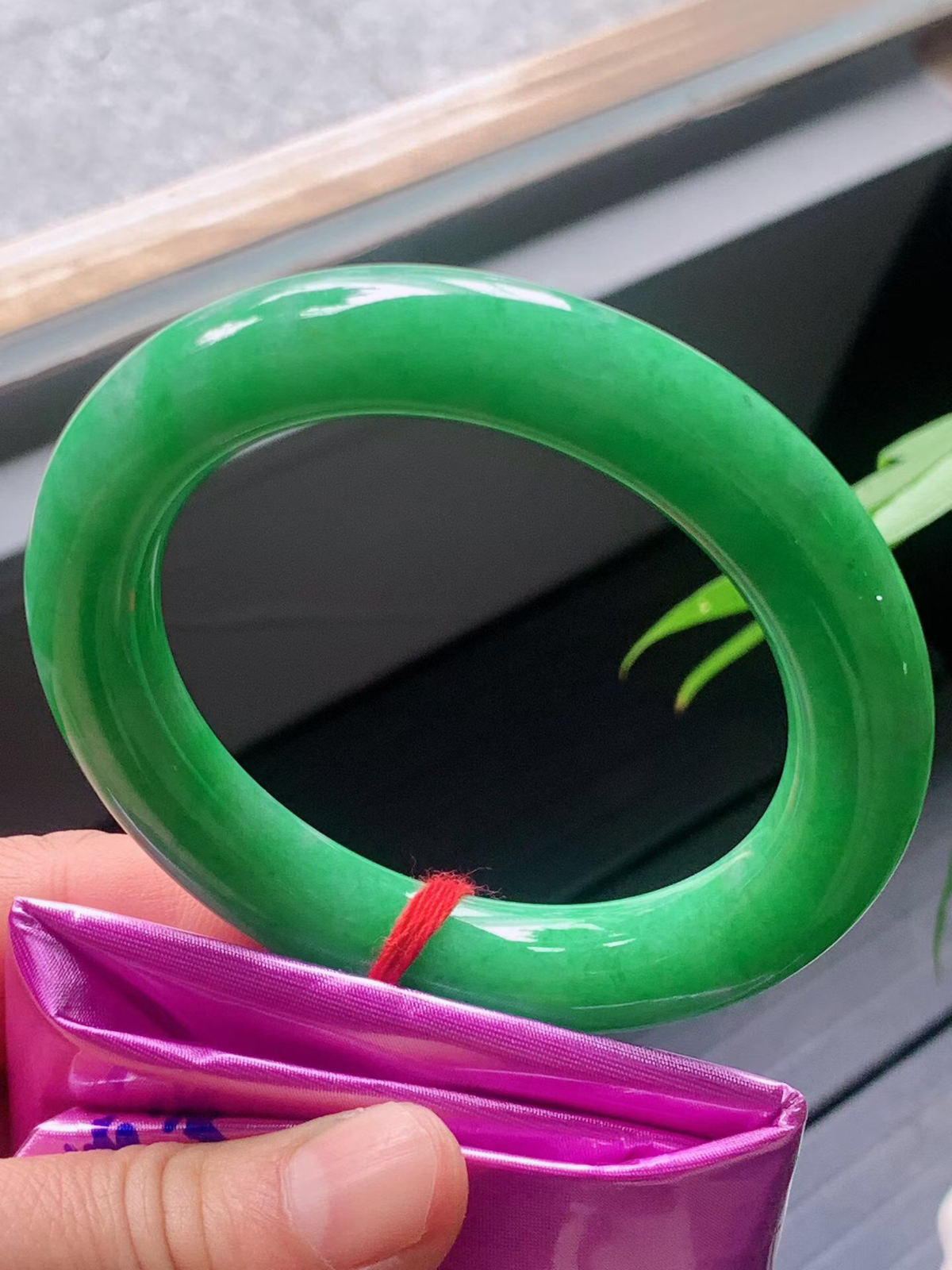 【翡翠名称】满色阳绿56.5圈口圆条手镯
【翡翠尺寸】适合56.5-58.8正圈口佩戴
【翡翠描述】宝贝种老水足，玉质细腻，色泽靓丽，性价比高，佩戴效果好！
【其它赠送】权威证书/精美挂绳盒子/支持全国复检