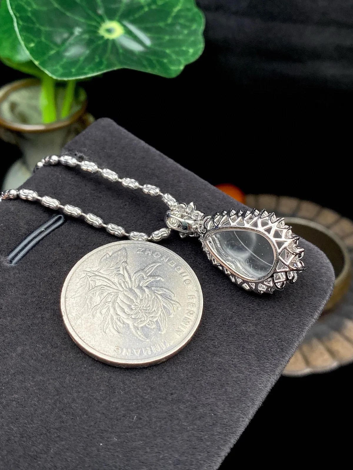 【冰种黑钢葫芦吊坠】质地细腻清爽，荧光感强烈，起刚光强烈，18K金钻镶嵌，裸石尺寸15.4*12.1*5毫米