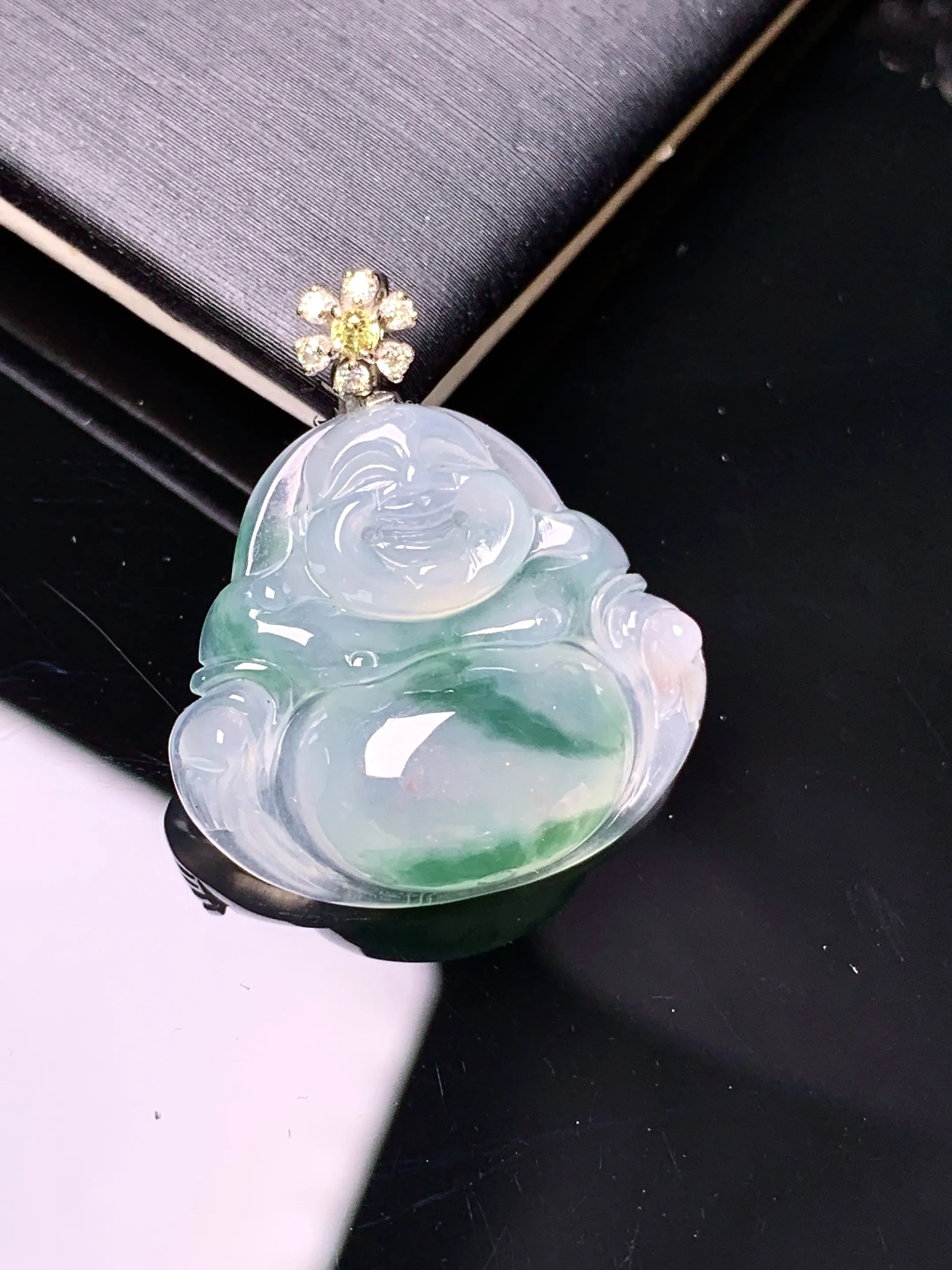 18k金钻镶嵌冰种飘绿佛公吊坠 玉质细腻 色泽清新艳丽 整体尺寸26*22.5*6.3