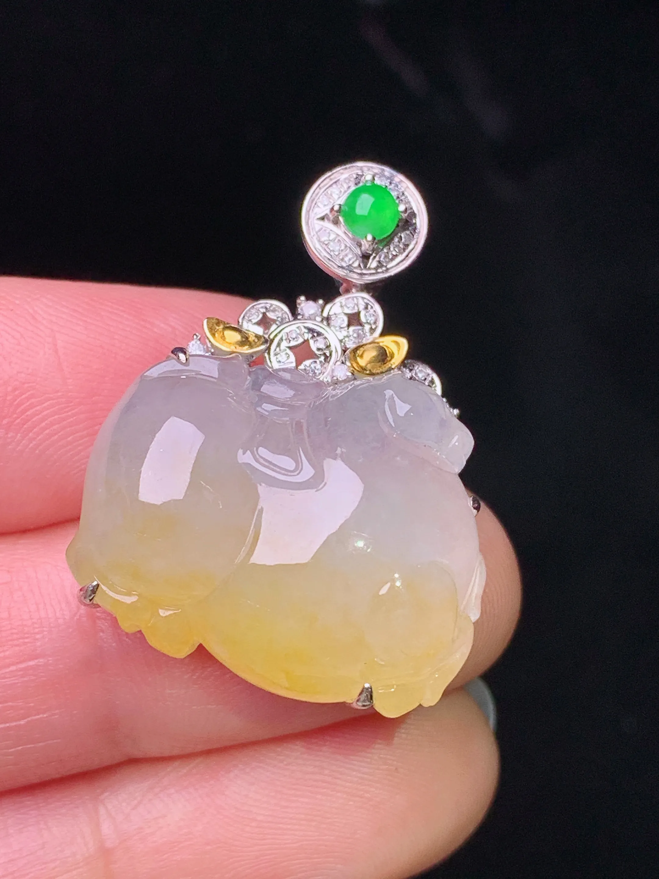 18k金钻镶嵌冰飘黄翡唐马吊坠 玉质细腻 色泽清新艳丽 整体尺寸30.8*22.2*10.2
