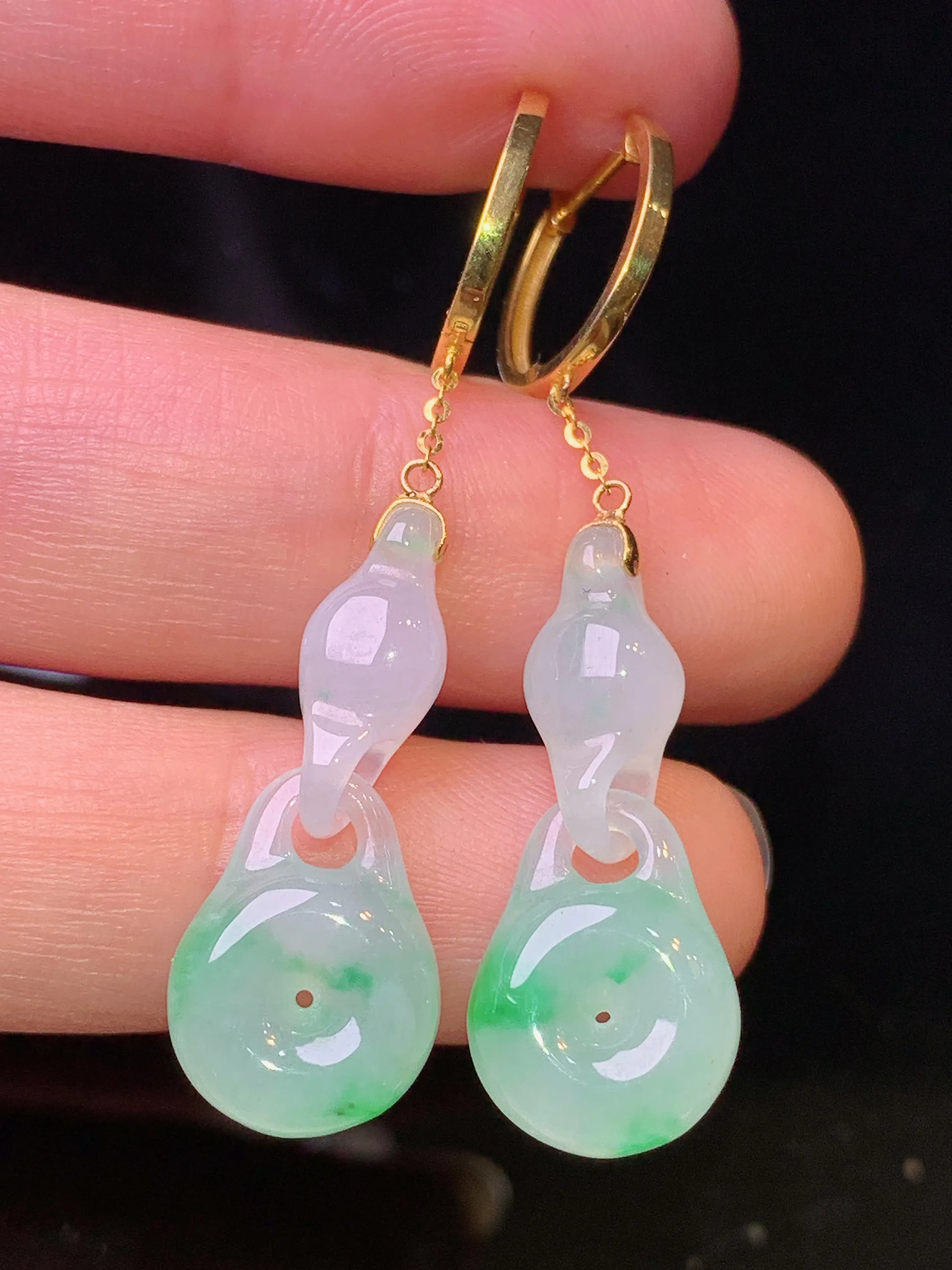 18k金镶嵌飘绿同心锁平安扣耳坠 玉质细腻 色泽清新艳丽 整体尺寸45*10.6*5.3