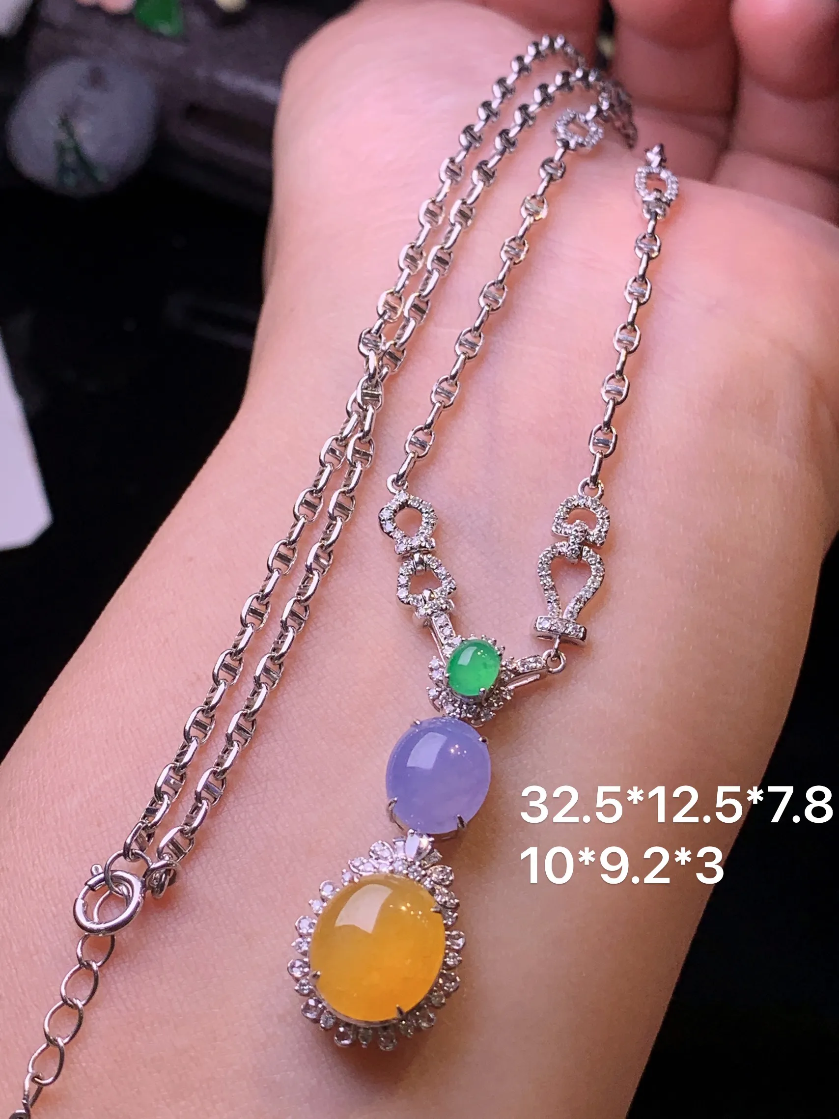 18k金钻镶嵌三彩蛋面项链 玉质细腻 色泽清新艳丽 整体尺寸32.5*12.5*7.8