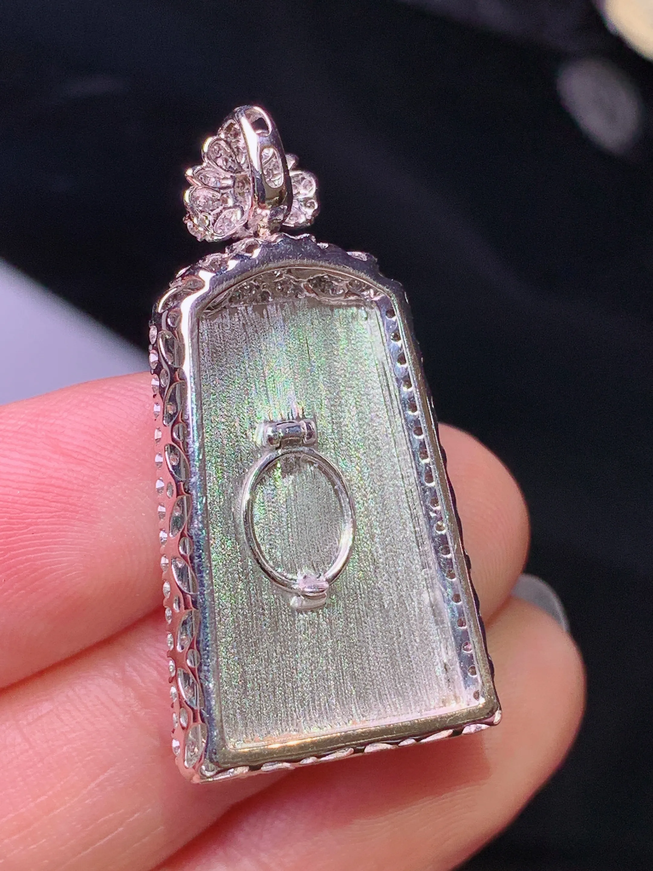 18k金钻镶嵌翠绿无事牌吊坠 玉质细腻 色泽清新艳丽 整体尺寸34.2*17.2*6.6