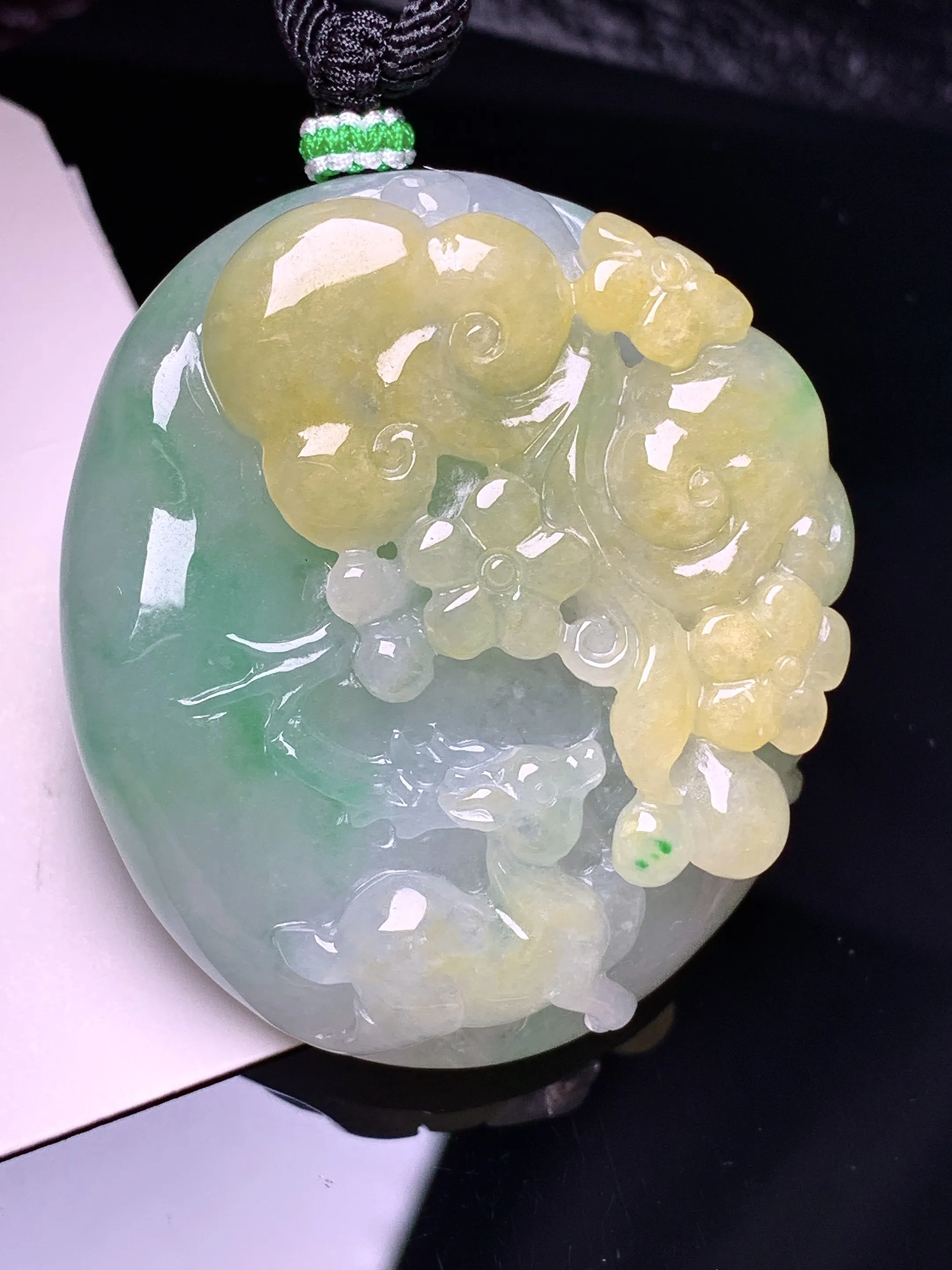 飘黄绿翡梅花鹿吊坠 玉质细腻 色泽清新艳丽 整体尺寸47*42*15.6