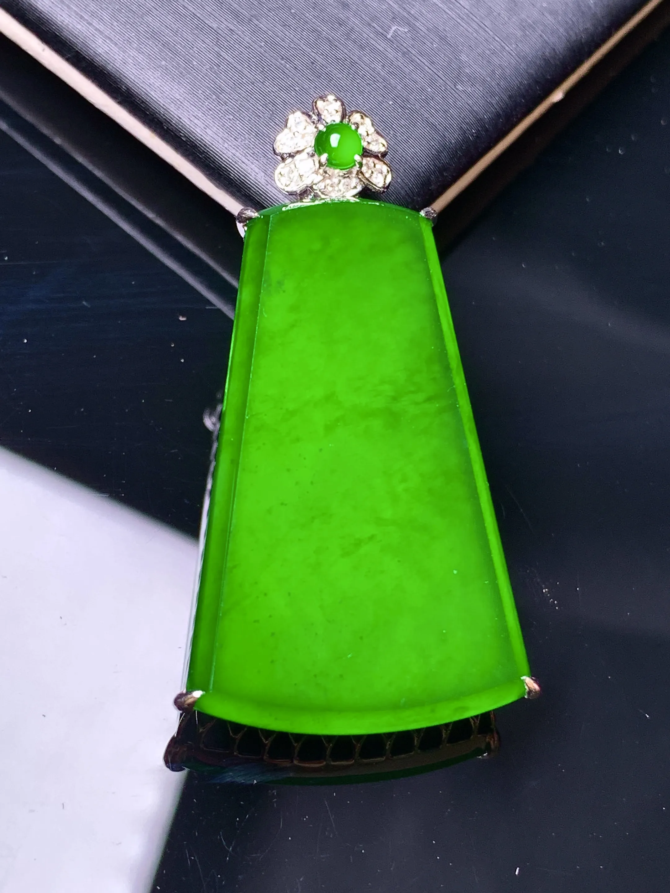 18k金钻镶嵌满绿无事牌吊坠 玉质细腻 色泽清新艳丽 整体尺寸37.3*20.5*7.3