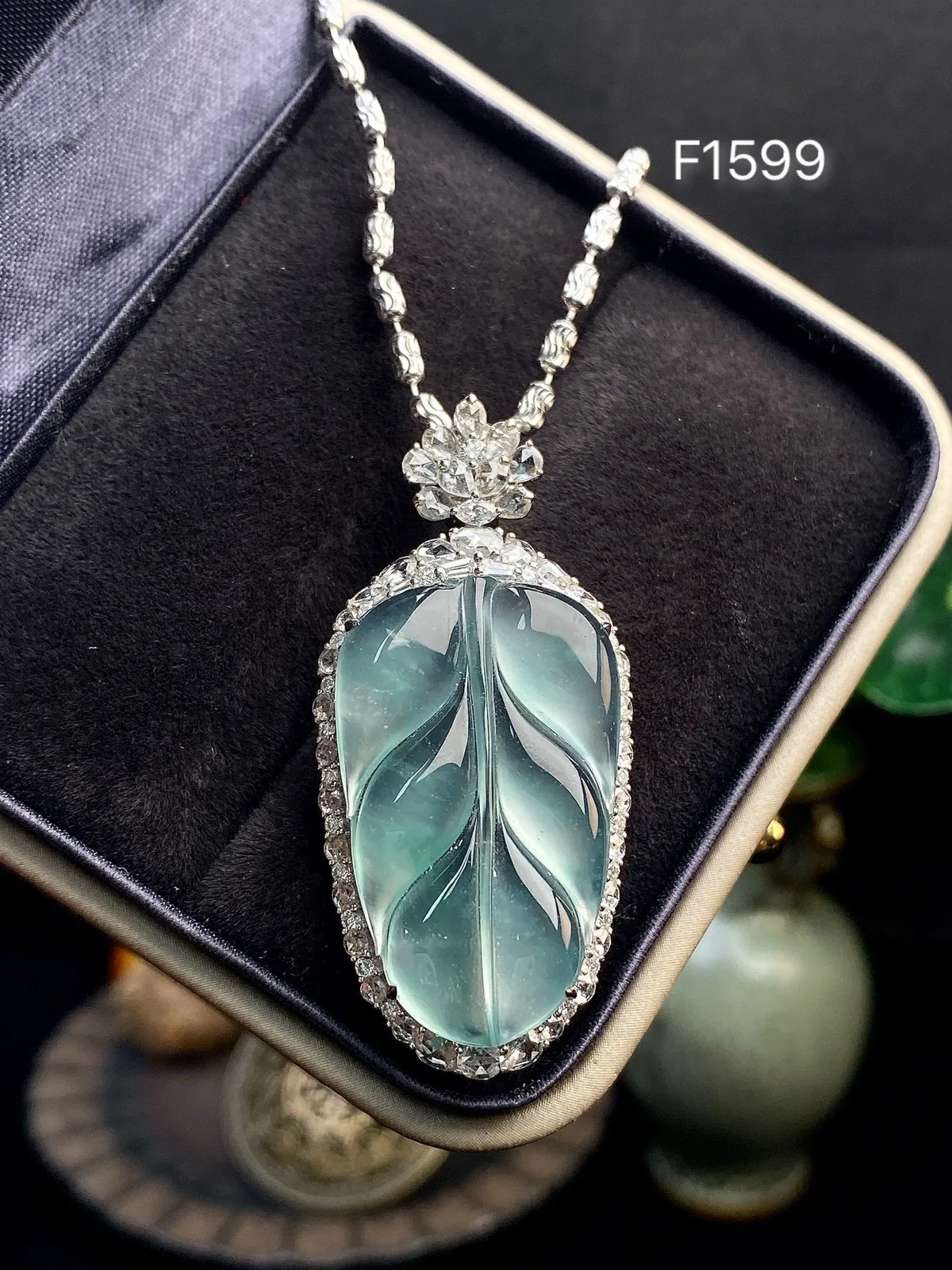 【冰种飘花叶子】金枝玉叶，质地细腻，冰润透亮，光泽出众，18k金钻镶嵌，裸石尺寸28.5*17.7*