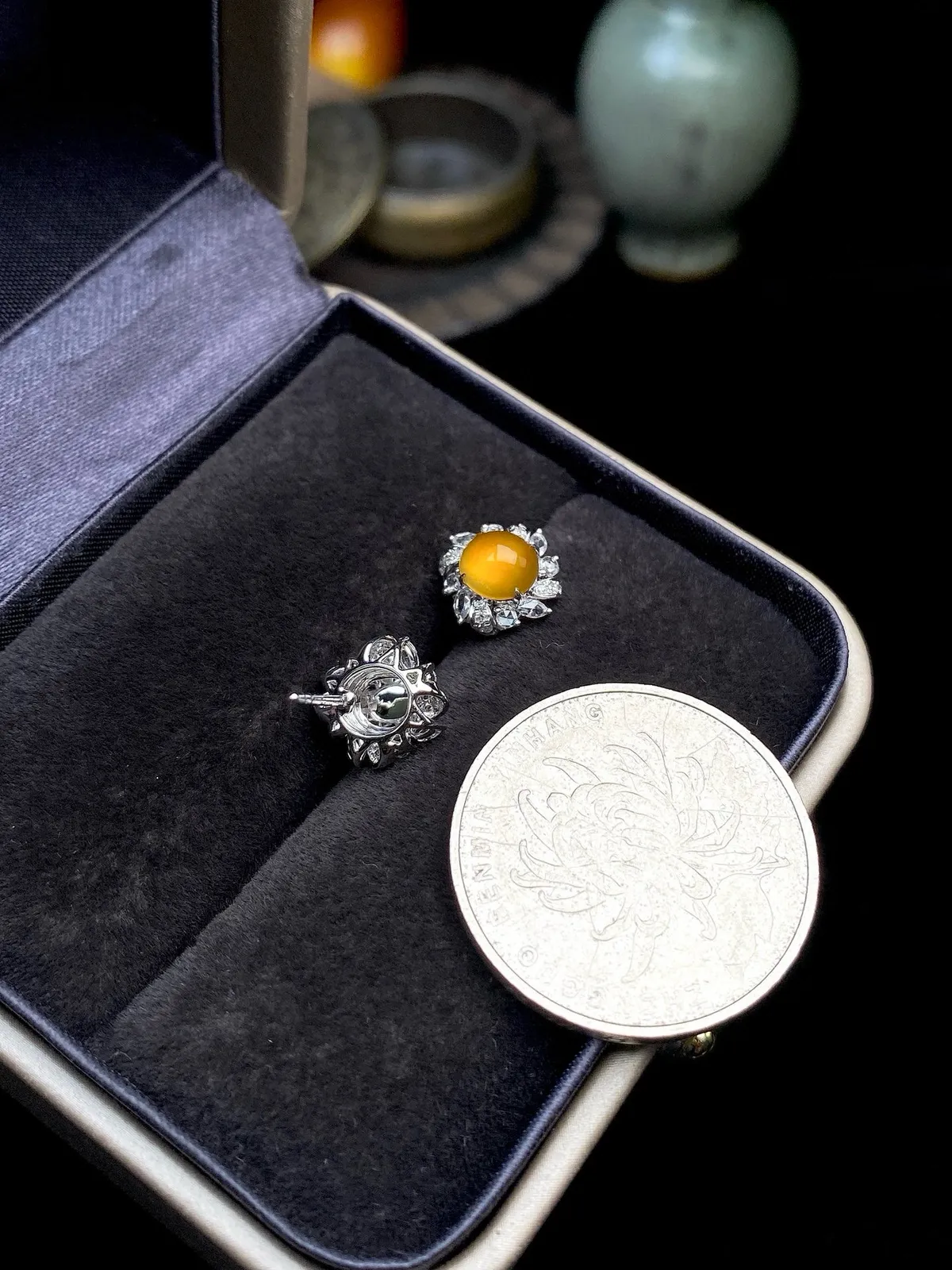 【冰种黄翡蛋面】质地细腻，种水上乘，纯净通透，收藏品质，18k金钻豪华镶嵌，裸石尺寸6*5.5*3毫米