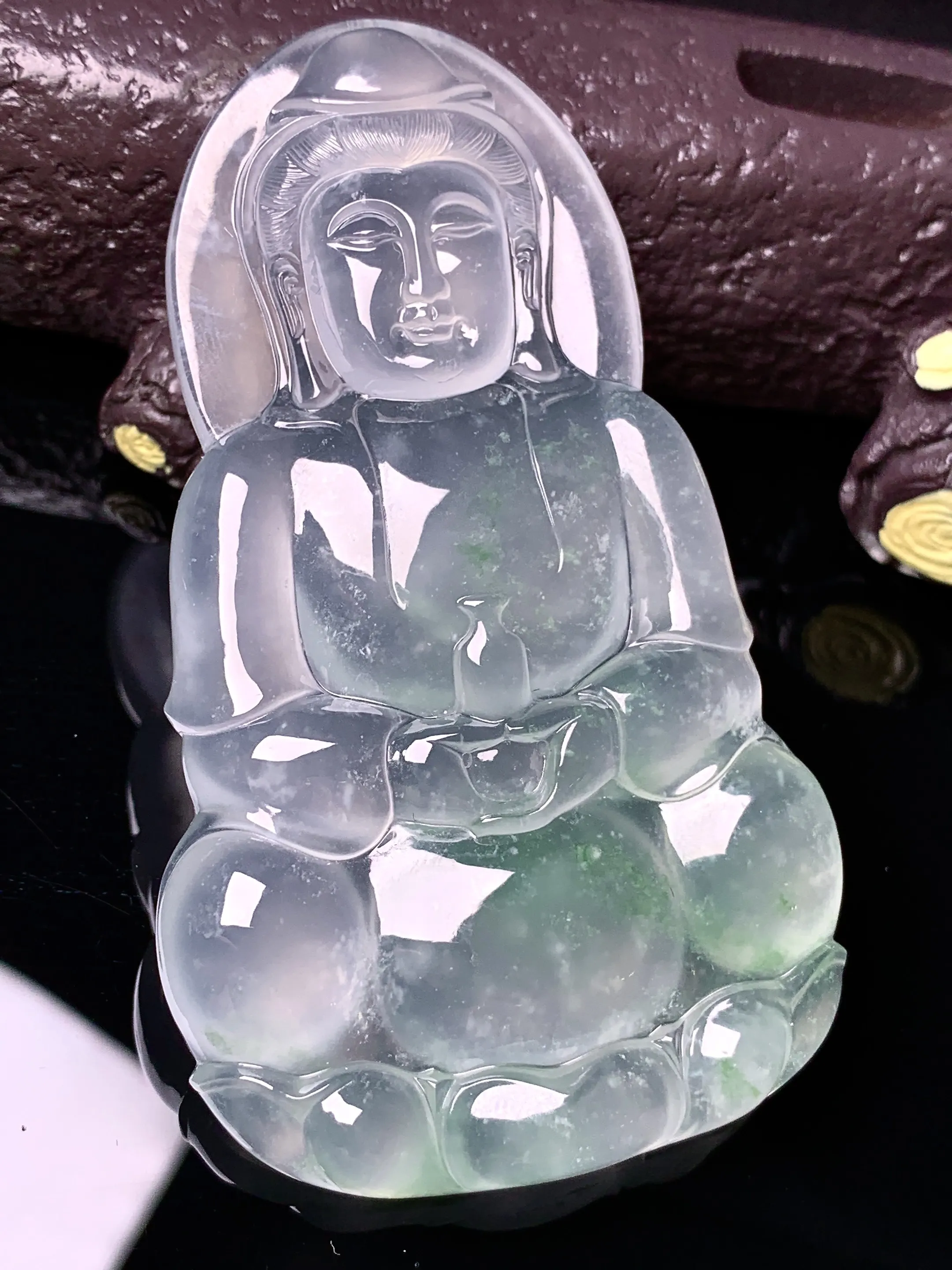 冰种飘绿观音吊坠 玉质细腻 色泽清新艳丽 整体尺寸69.7*41.5*7