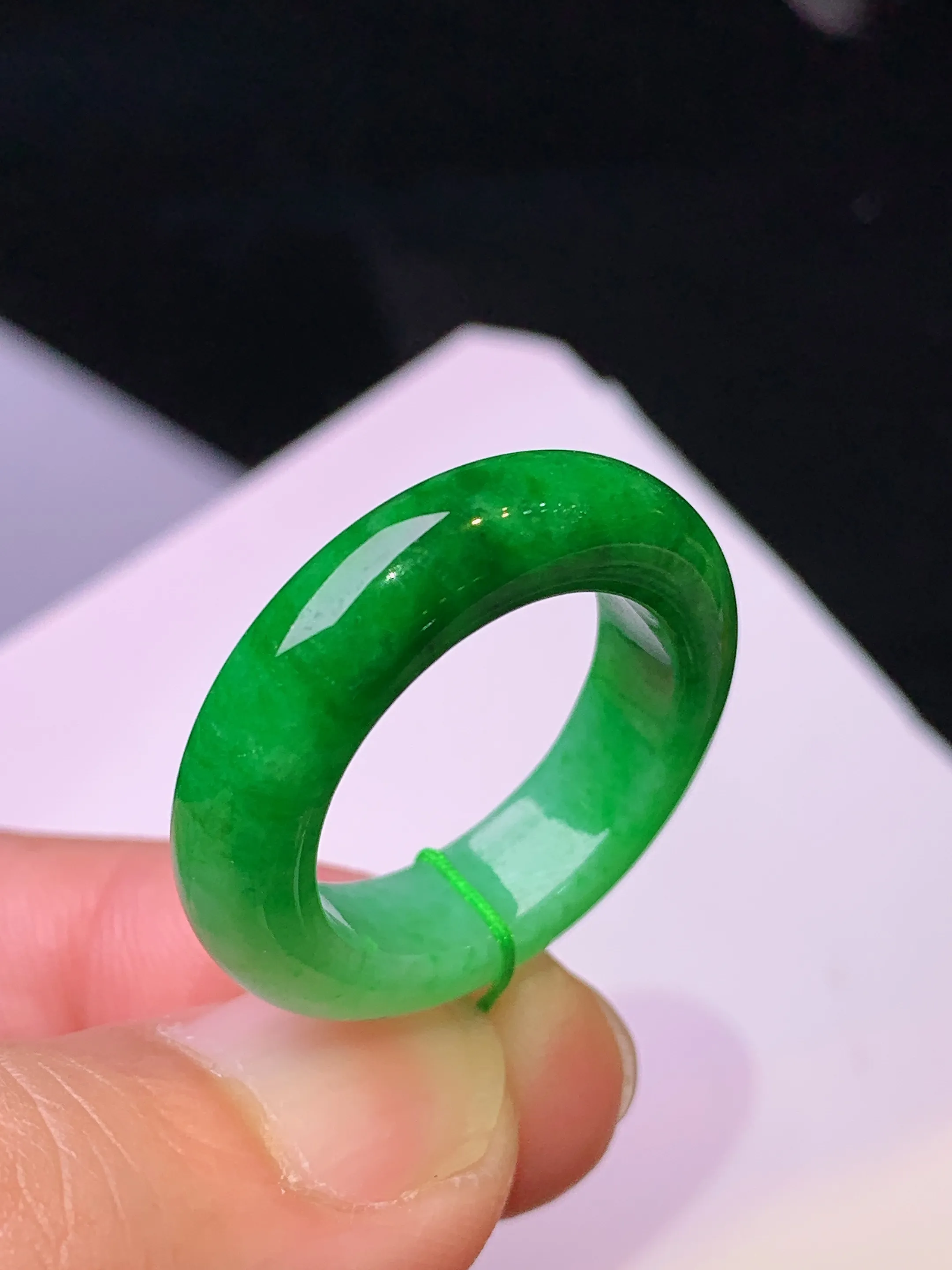 满绿指环 玉质细腻 色泽清新艳丽 圈口13.5 整体尺寸25*5.6*4.2