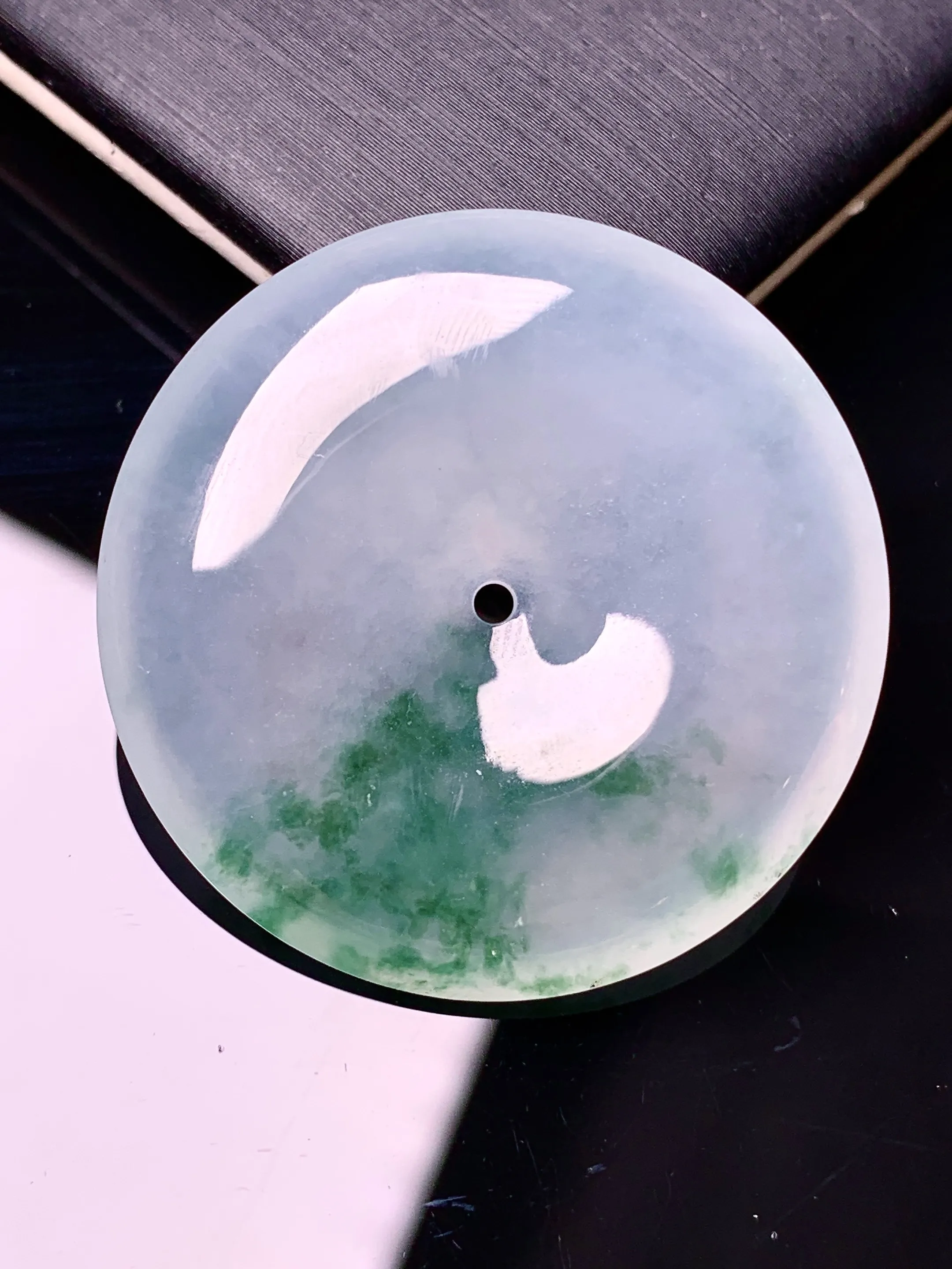 飘绿平安扣吊坠 玉质细腻 色泽清新艳丽 整体尺寸32.2*6