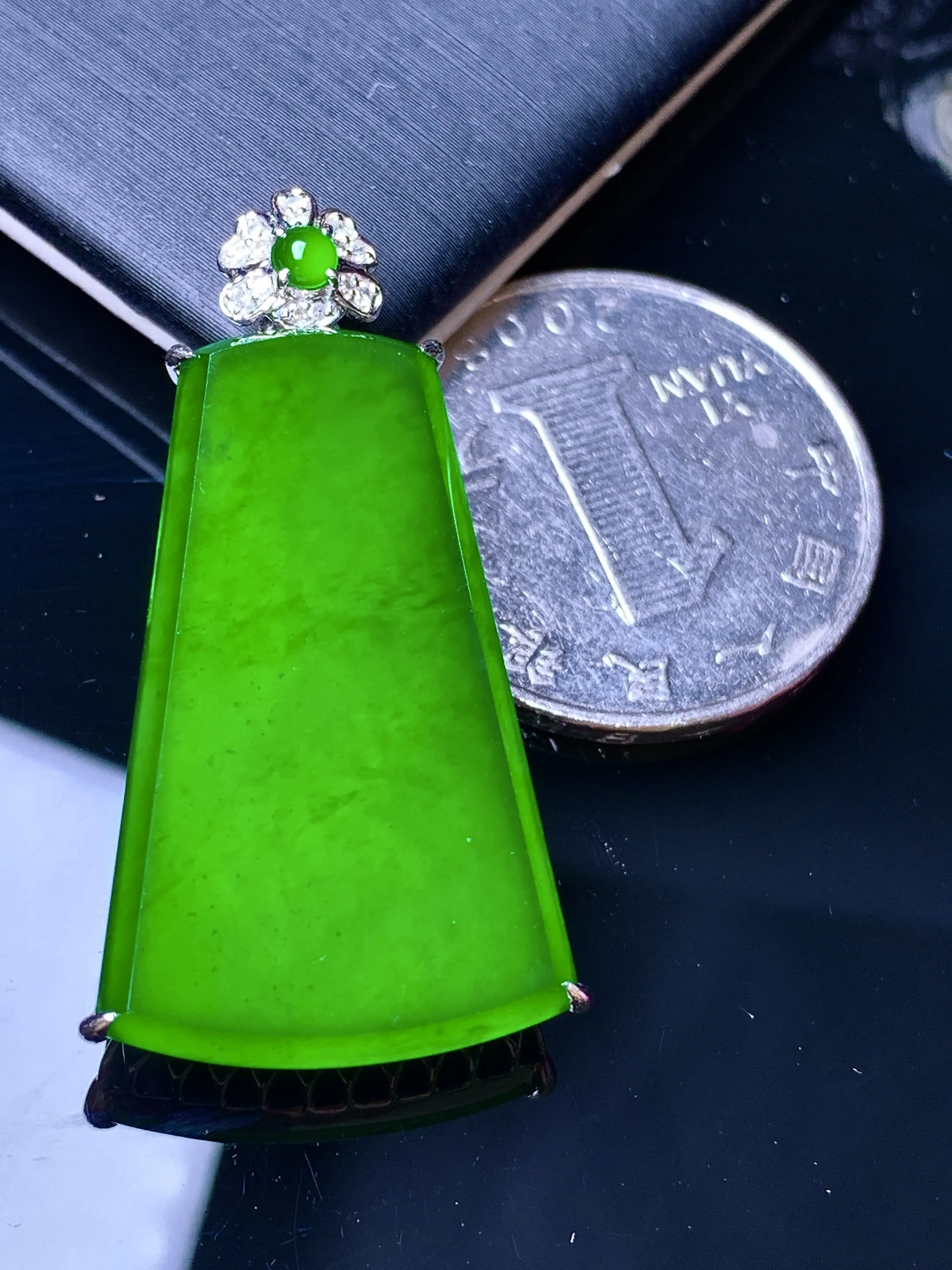 18k金钻镶嵌满绿无事牌吊坠 玉质细腻 色泽清新艳丽 整体尺寸37.3*20.5*7.3