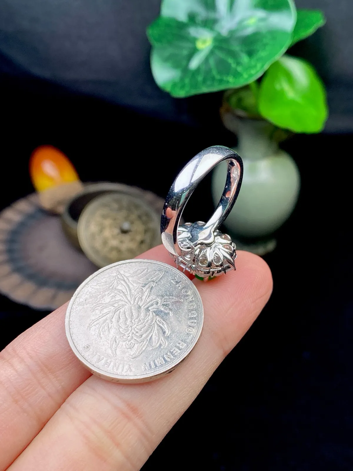 【冰种绿貔貅戒指】质地均匀细腻，冰润起光，胶感强烈，冰感明显。颜色浓郁娇艳，18K金钻精美镶嵌，裸石尺寸9.5*7.1*4.2毫米