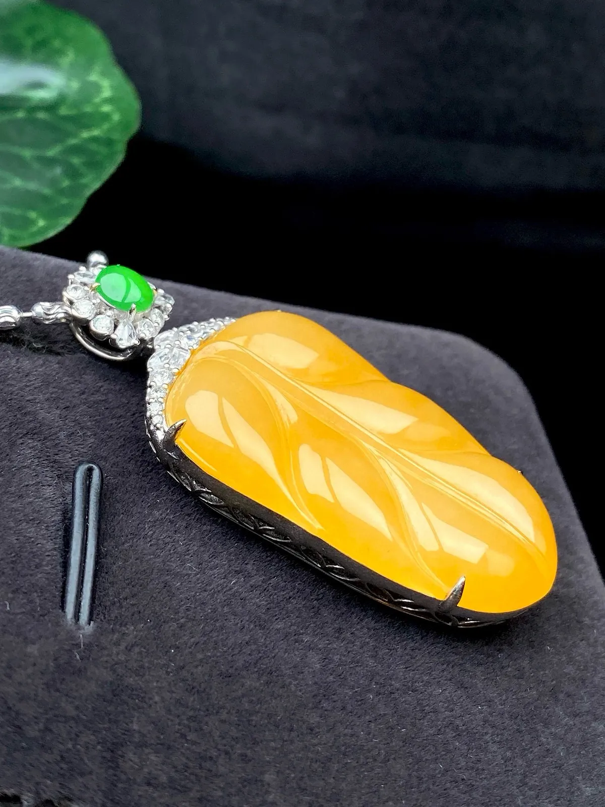 【冰种黄翡叶子】金枝玉叶，质地细腻，冰润透亮，光泽出众，18k金钻镶嵌，裸石尺寸35*21.4*4.