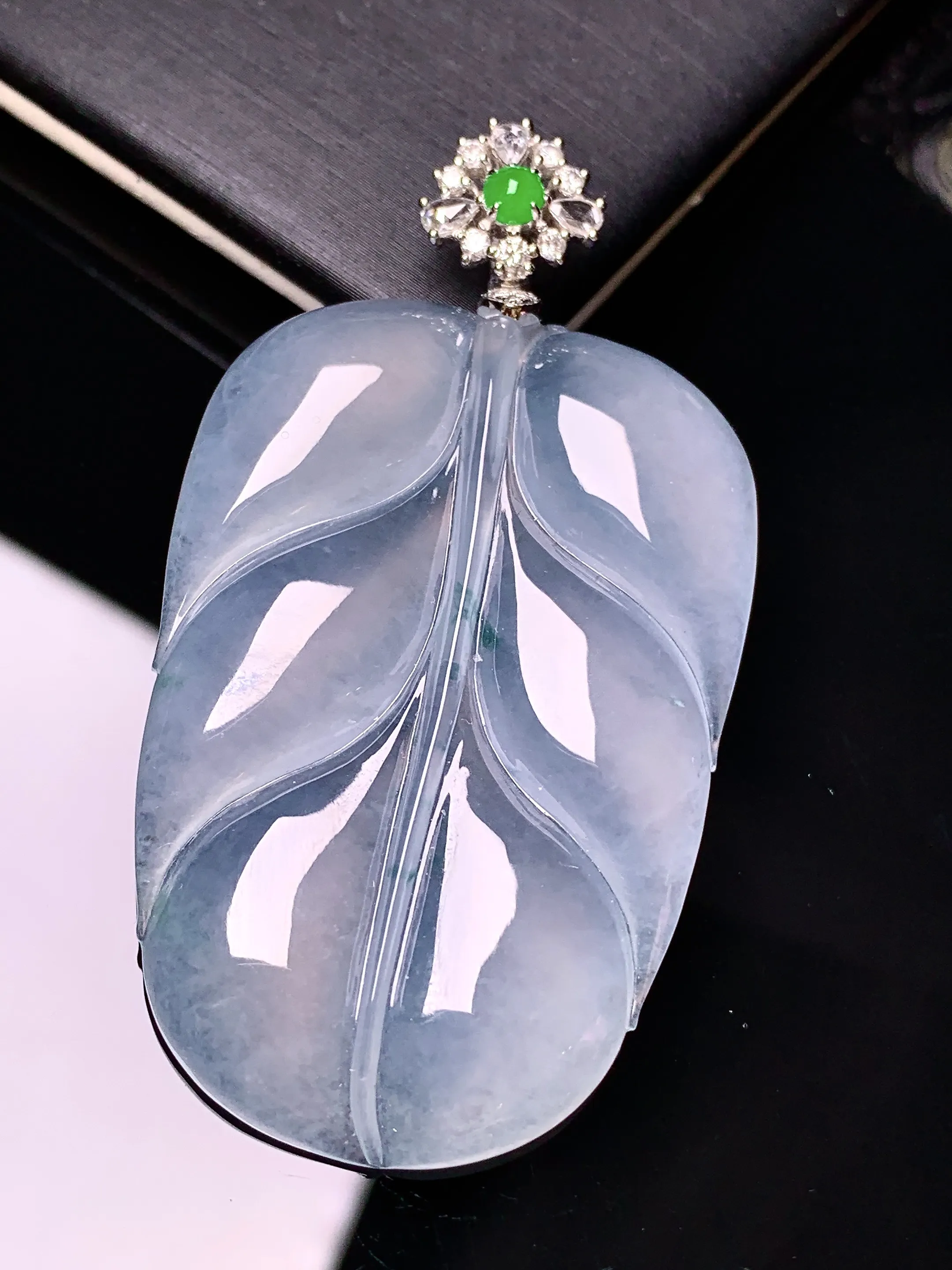 18k金钻镶嵌冰种树叶吊坠 玉质细腻 色泽清新艳丽 整体尺寸57.2*31.3*5.2