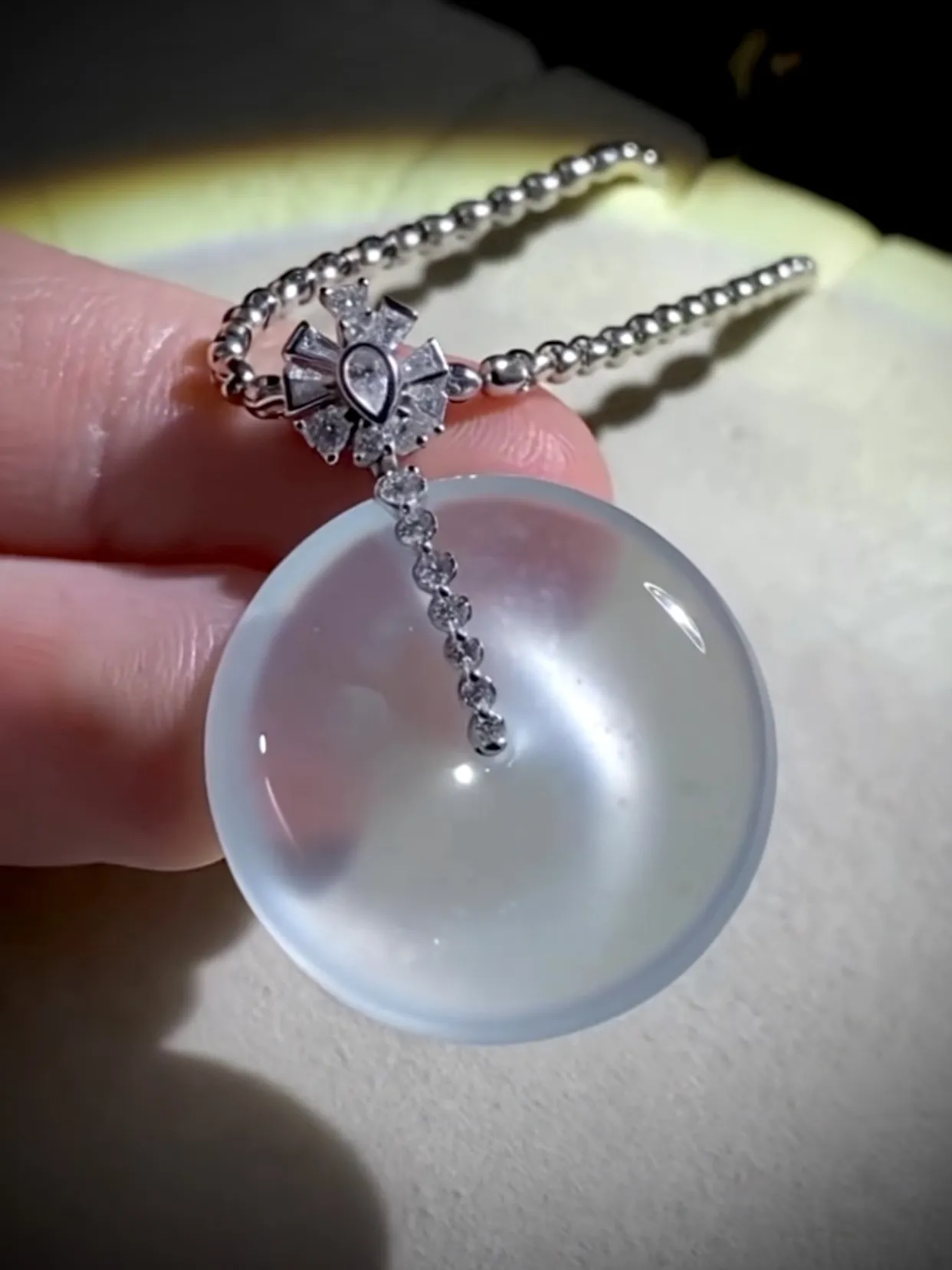 白冰平安扣子，36.5-裸石26.8-5.2mm，
18K金，南非钻，8.88g，图示为链