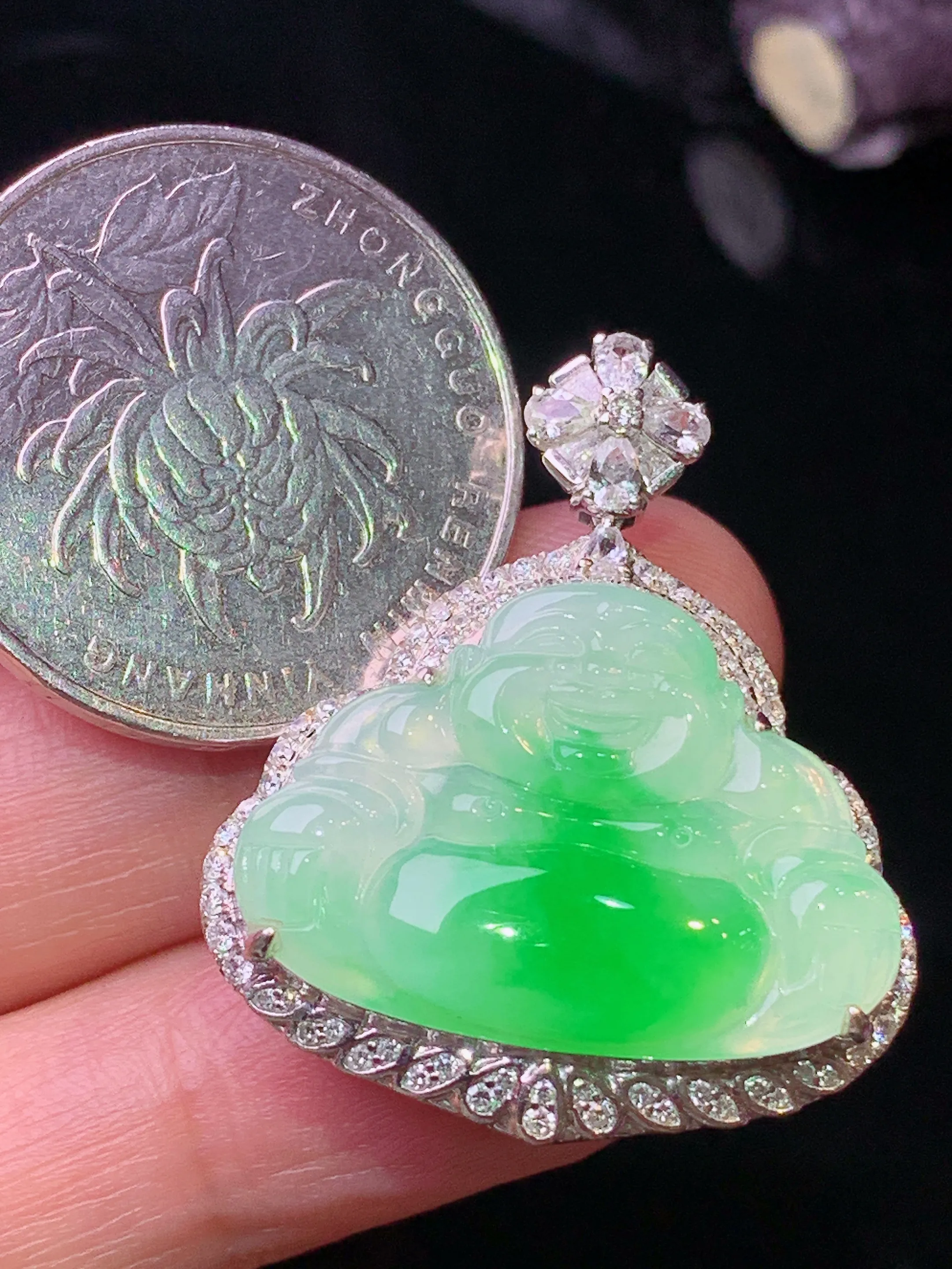 18k金钻镶嵌翠绿佛公吊坠 玉质细腻 色泽清新艳丽 整体尺寸32*27*10