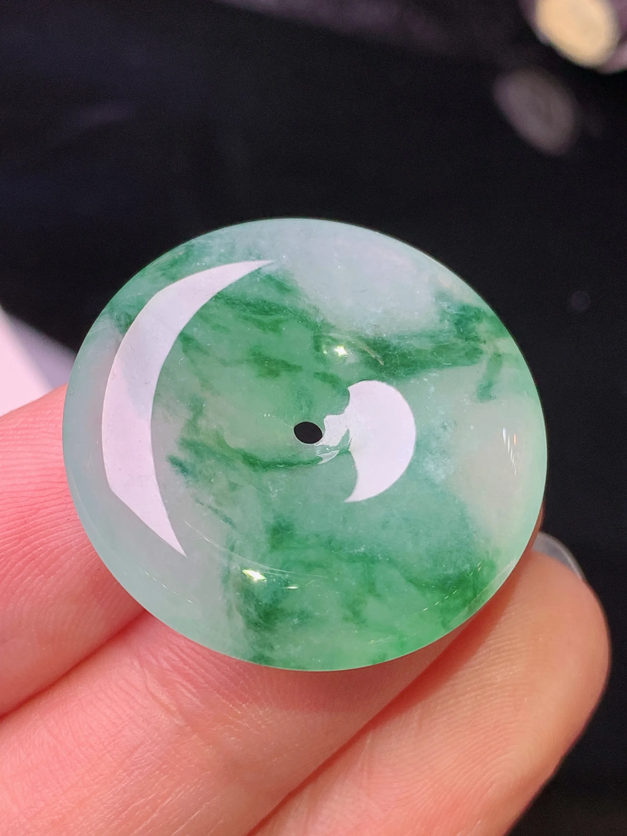 飘绿平安扣吊坠 玉质细腻 色泽清新艳丽  整体尺寸26*5.5