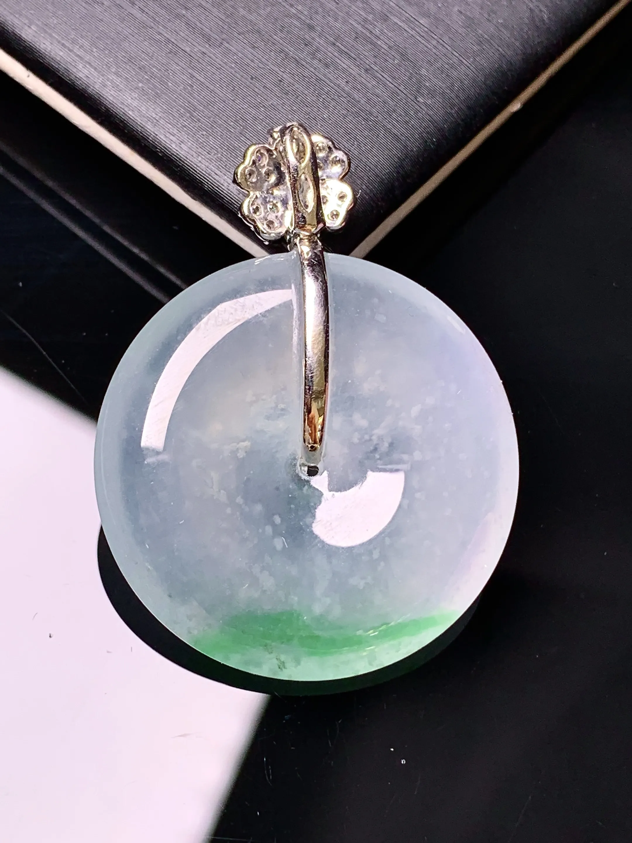 18k金钻镶嵌冰种平安扣吊坠 玉质细腻 色泽清新艳丽 整体尺寸35*26.5*5.5