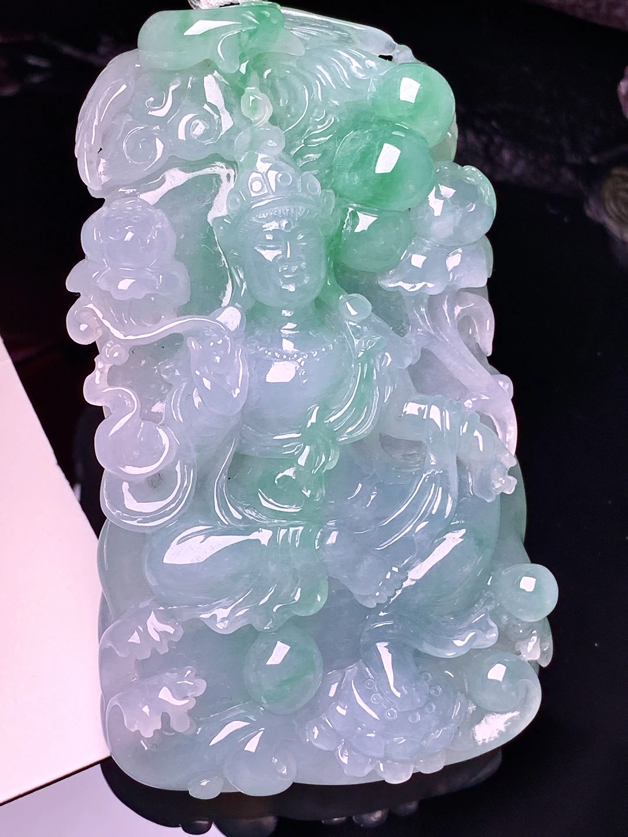 飘绿度母观音菩萨吊坠 玉质细腻 色泽清新艳丽 整体尺寸68*40.3*11.6