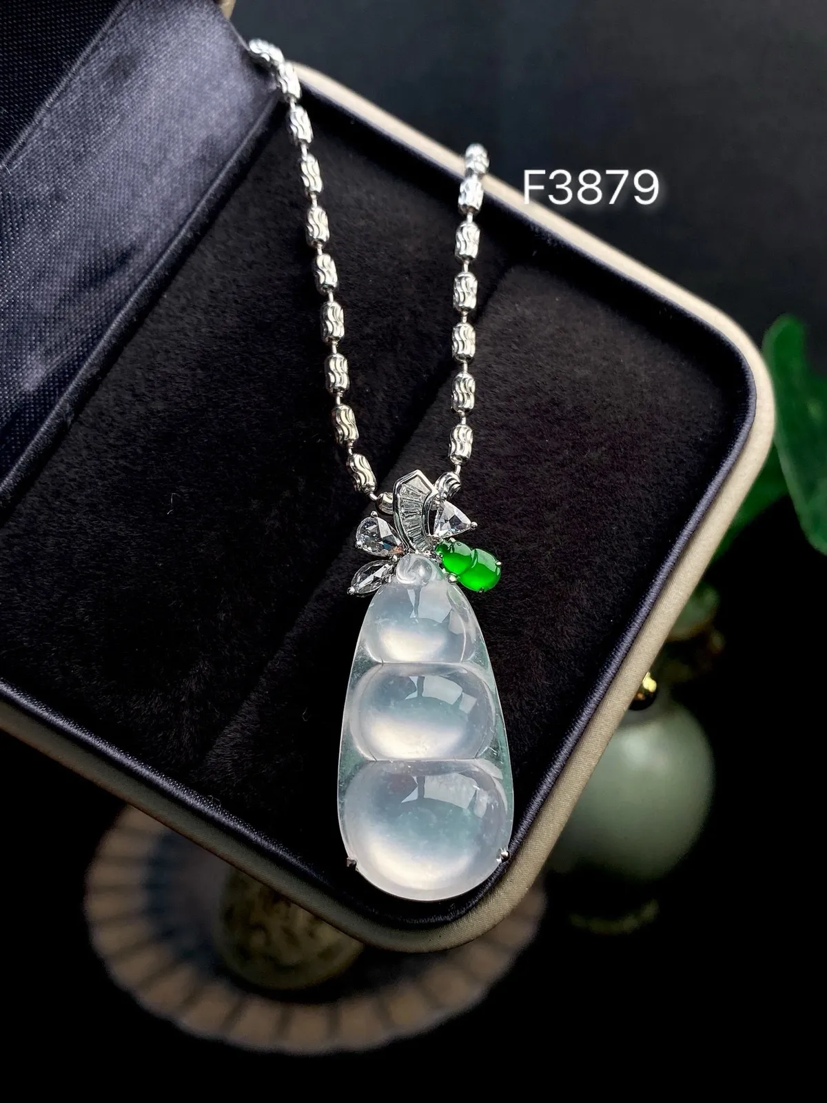 【冰种福豆吊坠】种地上乘，冰感十足，通透起光，饱满圆润，18k金钻镶嵌，裸石尺寸27.3*13.8*