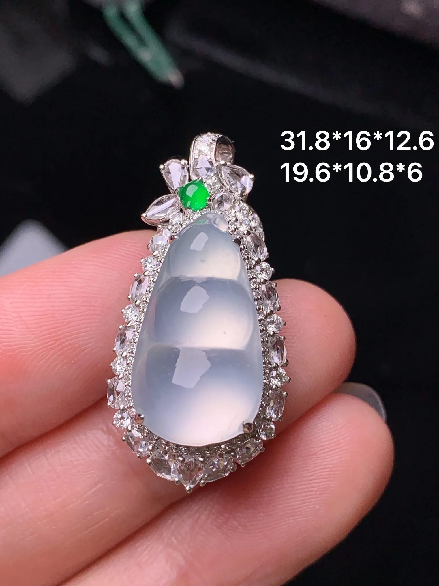 18k金钻镶嵌冰种四季豆吊坠 玉质细腻 色泽清新艳丽 整体尺寸31.8*16*12.6