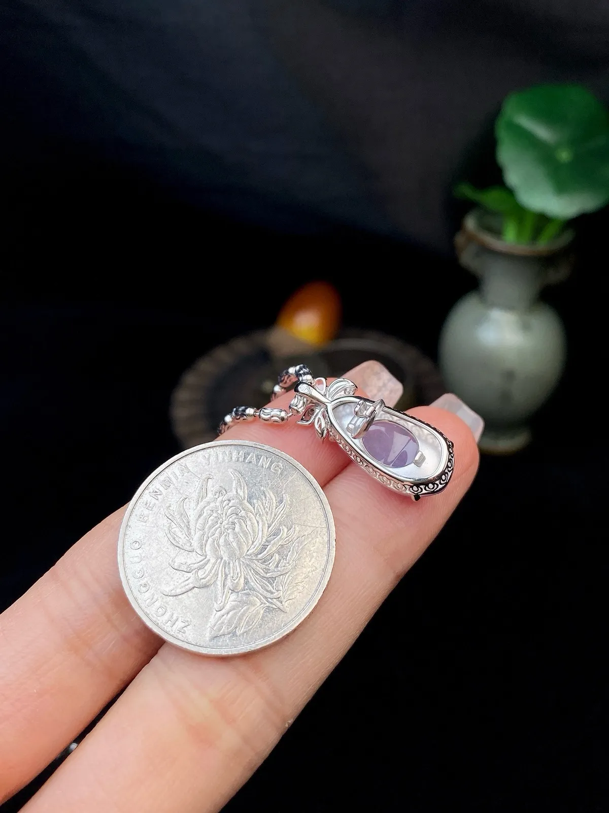 【冰种紫福豆吊坠】种地上乘，冰感十足，通透起光，饱满圆润，18k金钻镶嵌，裸石尺寸17.8*9.1*4.2毫米。